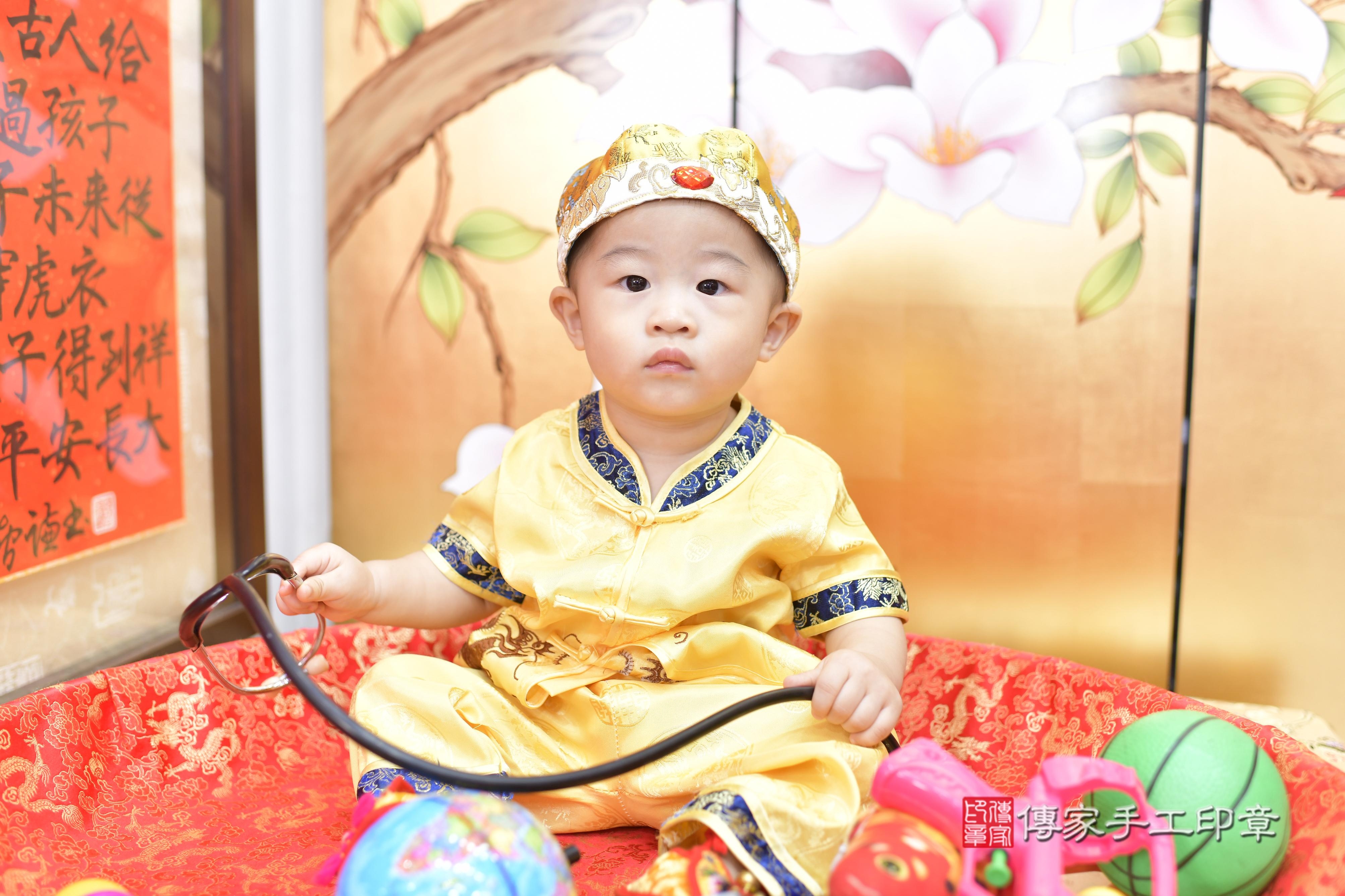 浩浩寶貝抓周，小孩古裝禮服照。地點：傳家「新竹店」古禮會場