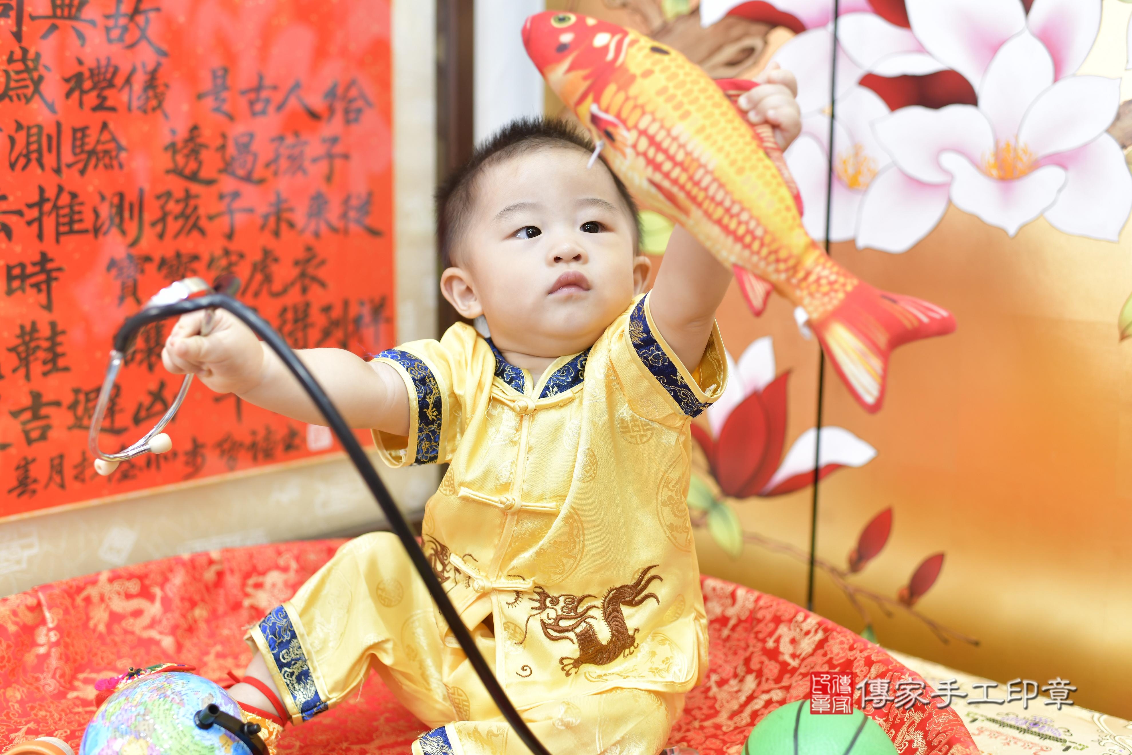 浩浩寶貝抓周，小孩古裝禮服照。地點：傳家「新竹店」古禮會場
