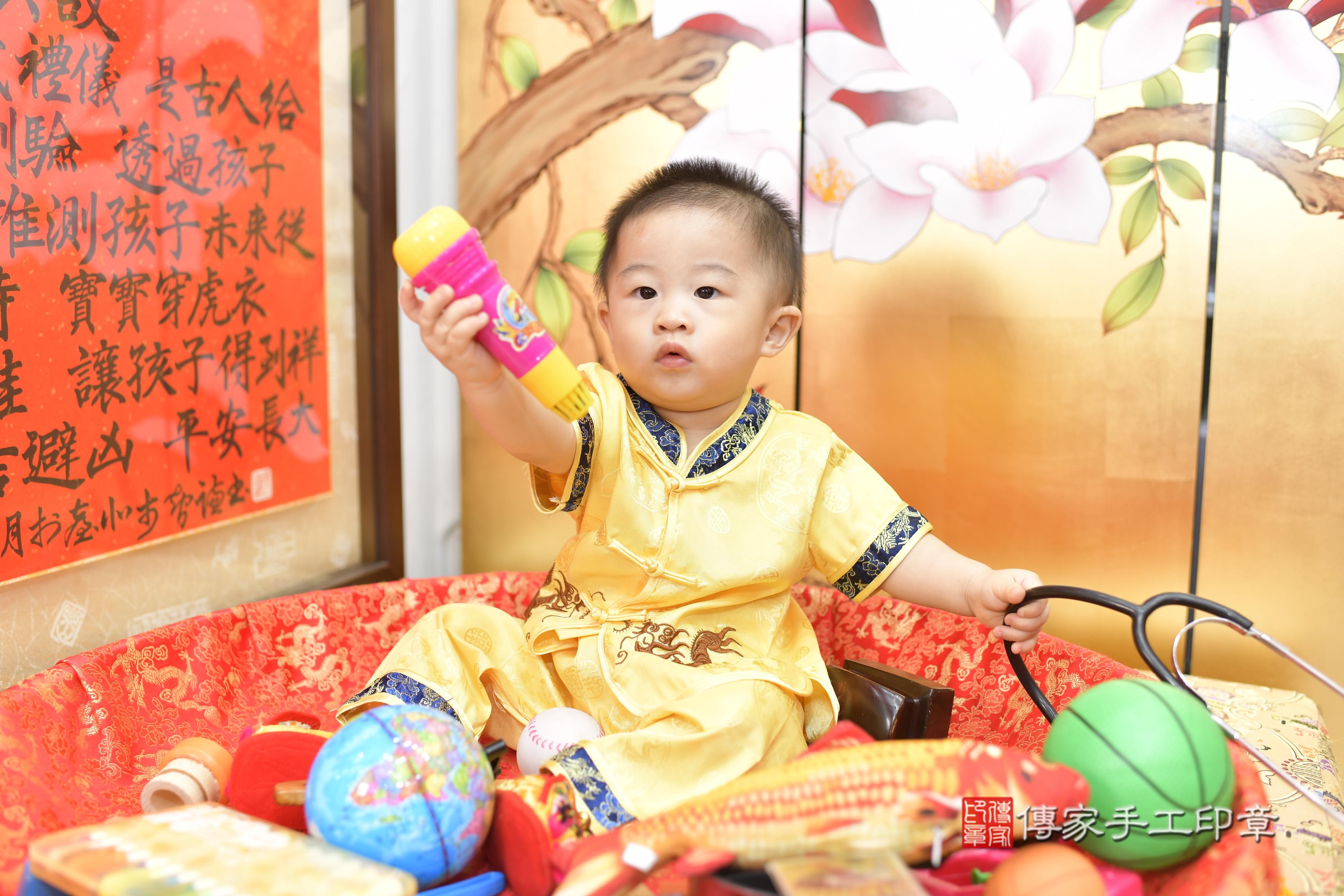 浩浩寶貝抓周，小孩古裝禮服照。地點：傳家「新竹店」古禮會場