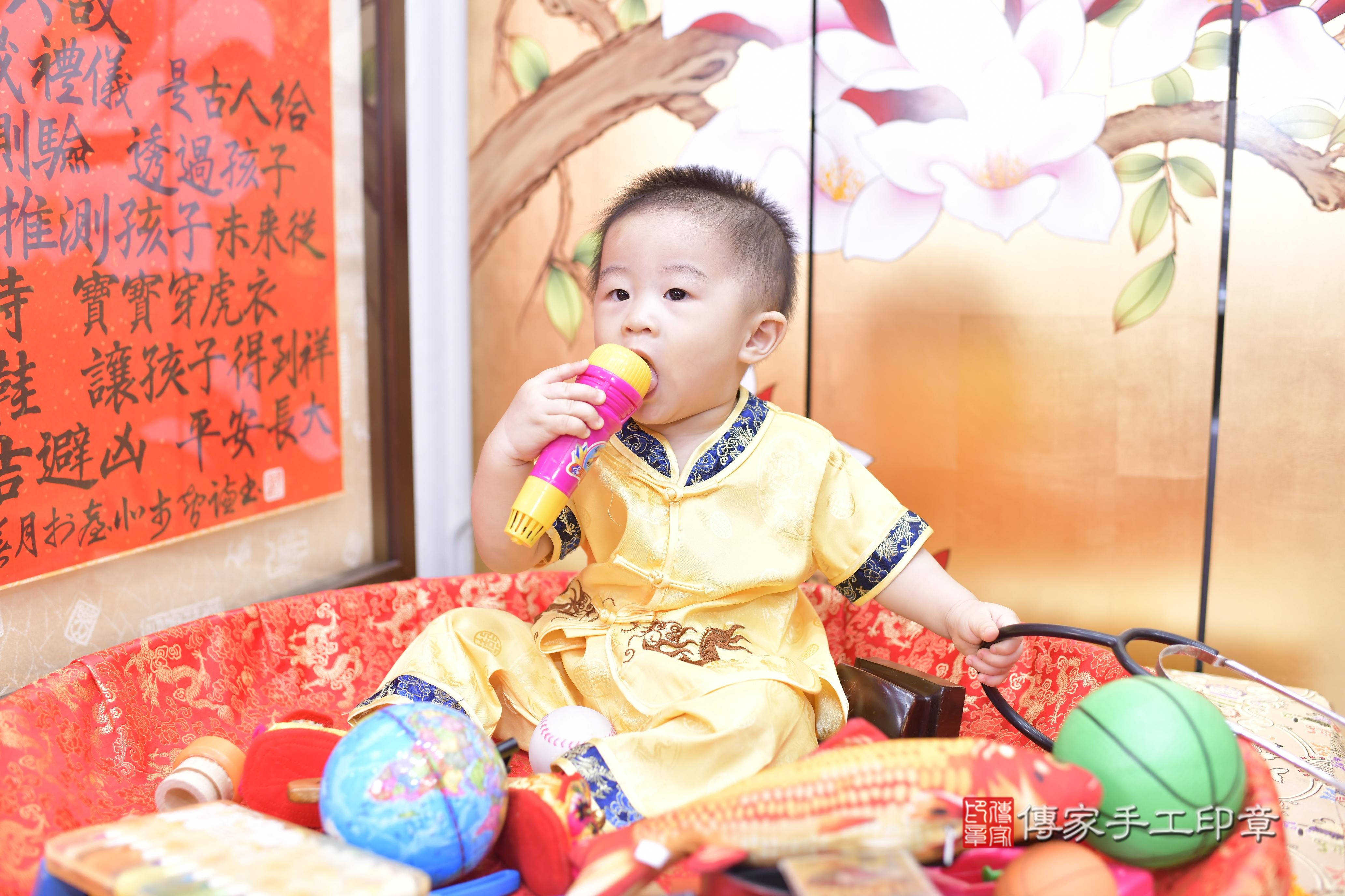 浩浩寶貝抓周，小孩古裝禮服照。地點：傳家「新竹店」古禮會場