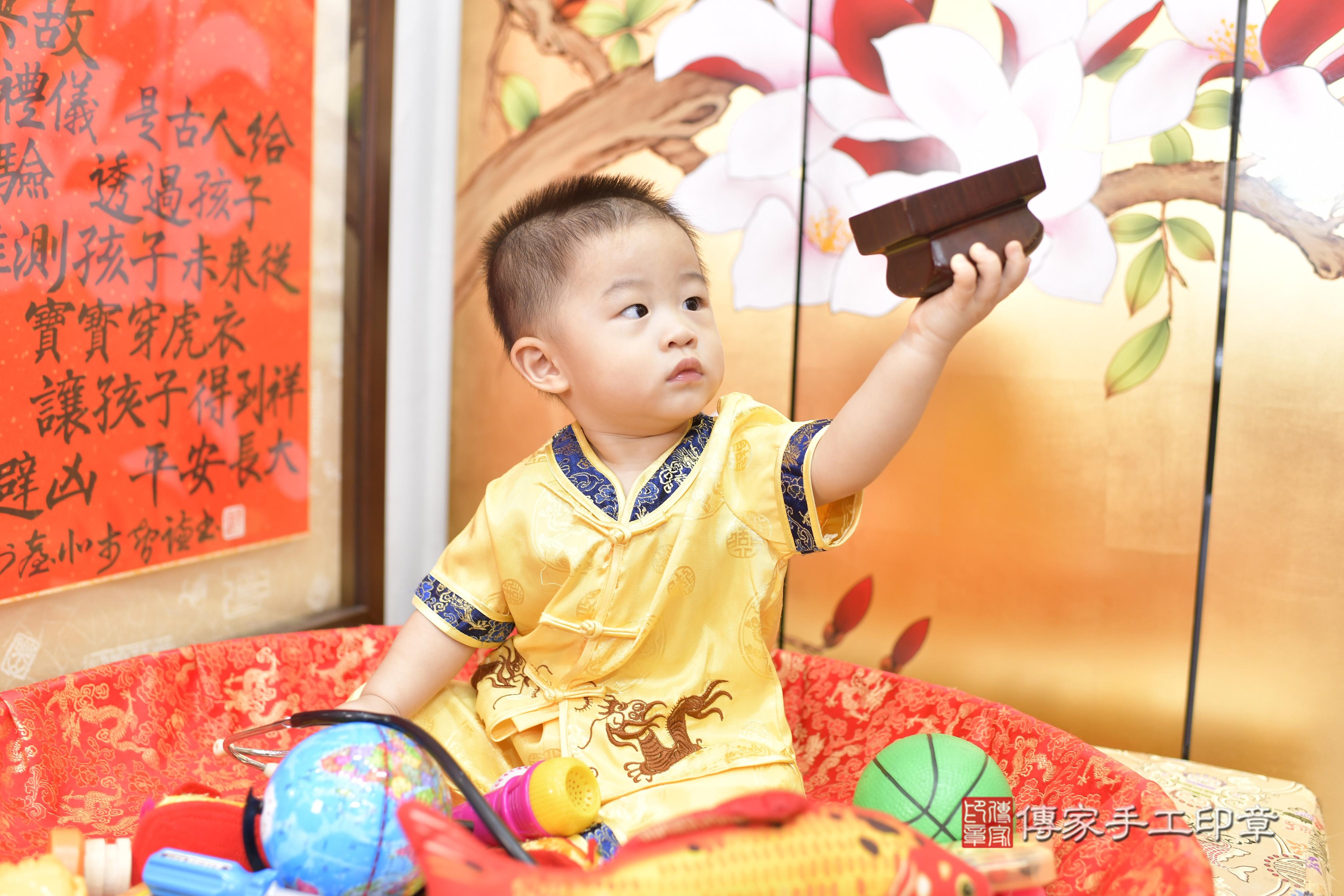 浩浩寶貝抓周，小孩古裝禮服照。地點：傳家「新竹店」古禮會場