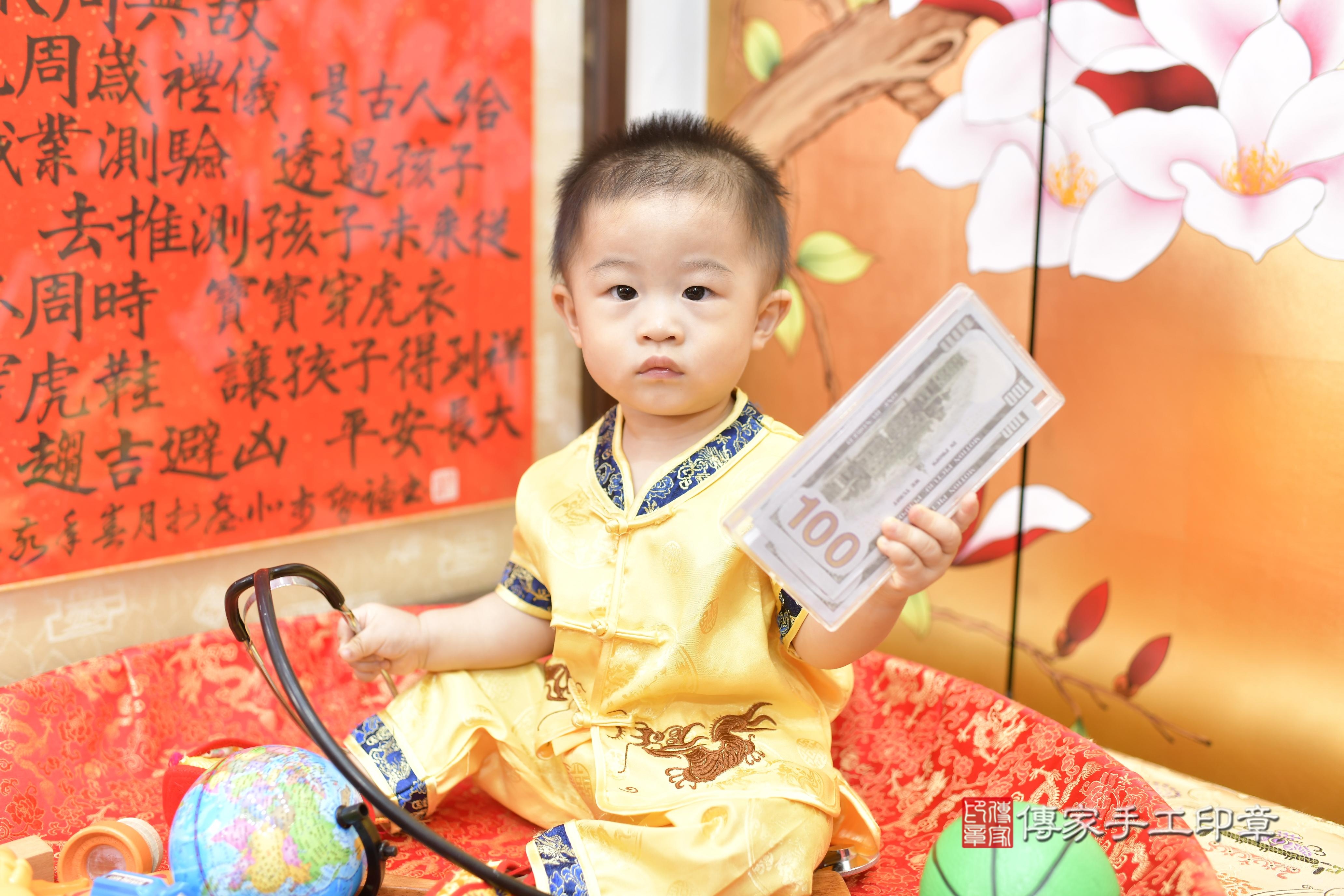 浩浩寶貝抓周，小孩古裝禮服照。地點：傳家「新竹店」古禮會場