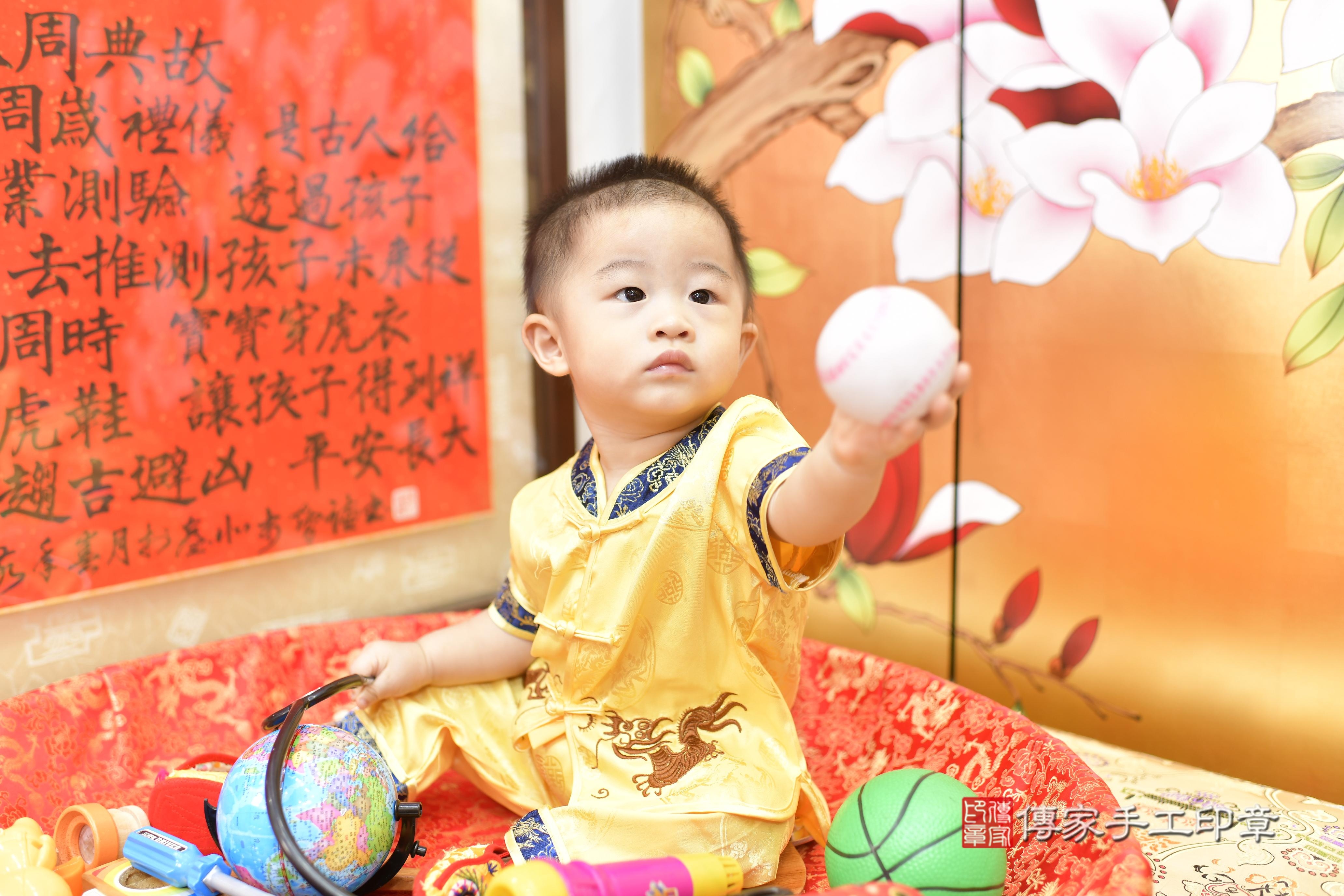 浩浩寶貝抓周，小孩古裝禮服照。地點：傳家「新竹店」古禮會場