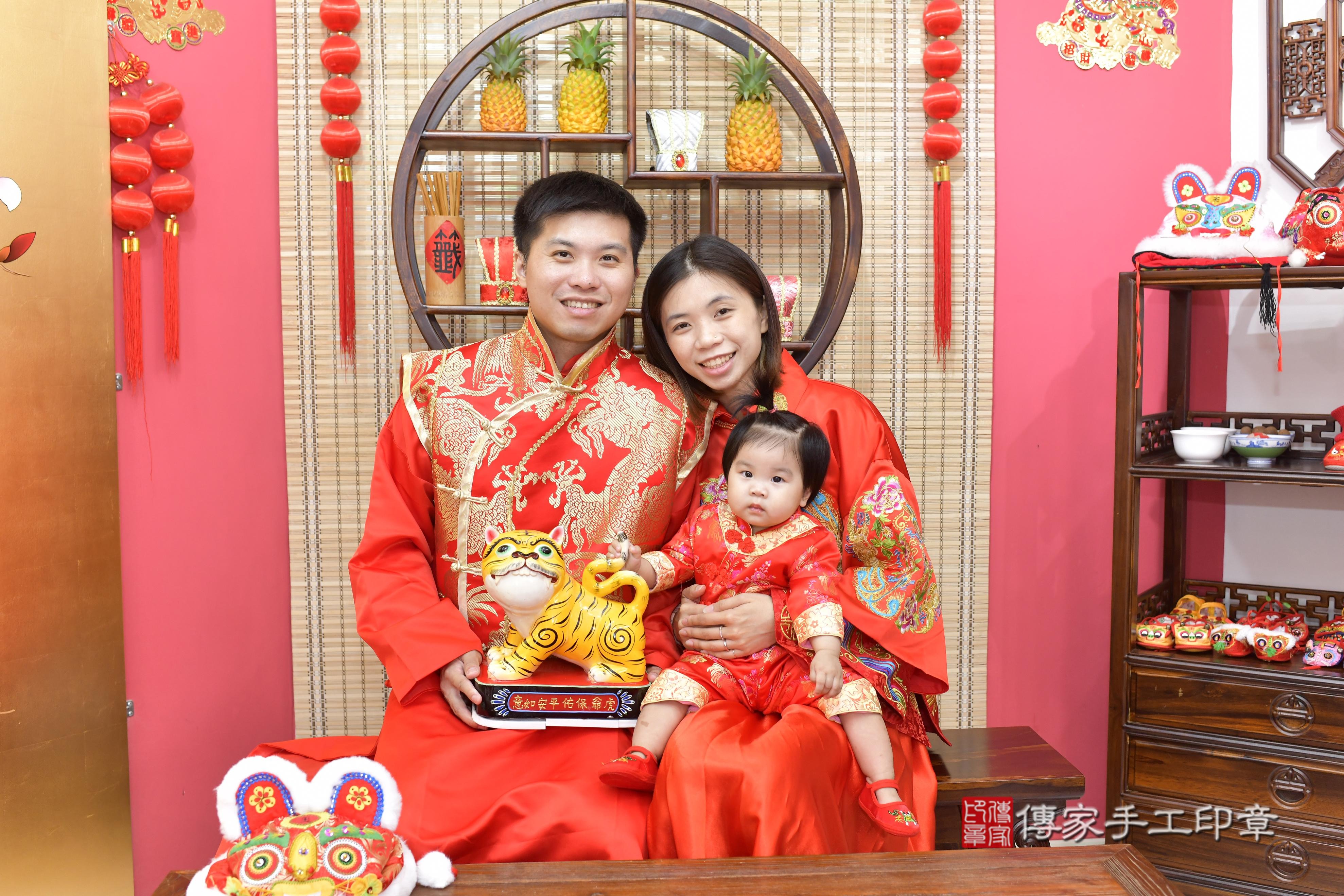 星星寶貝抓周，小孩古裝禮服照。地點：傳家「新竹店」古禮會場