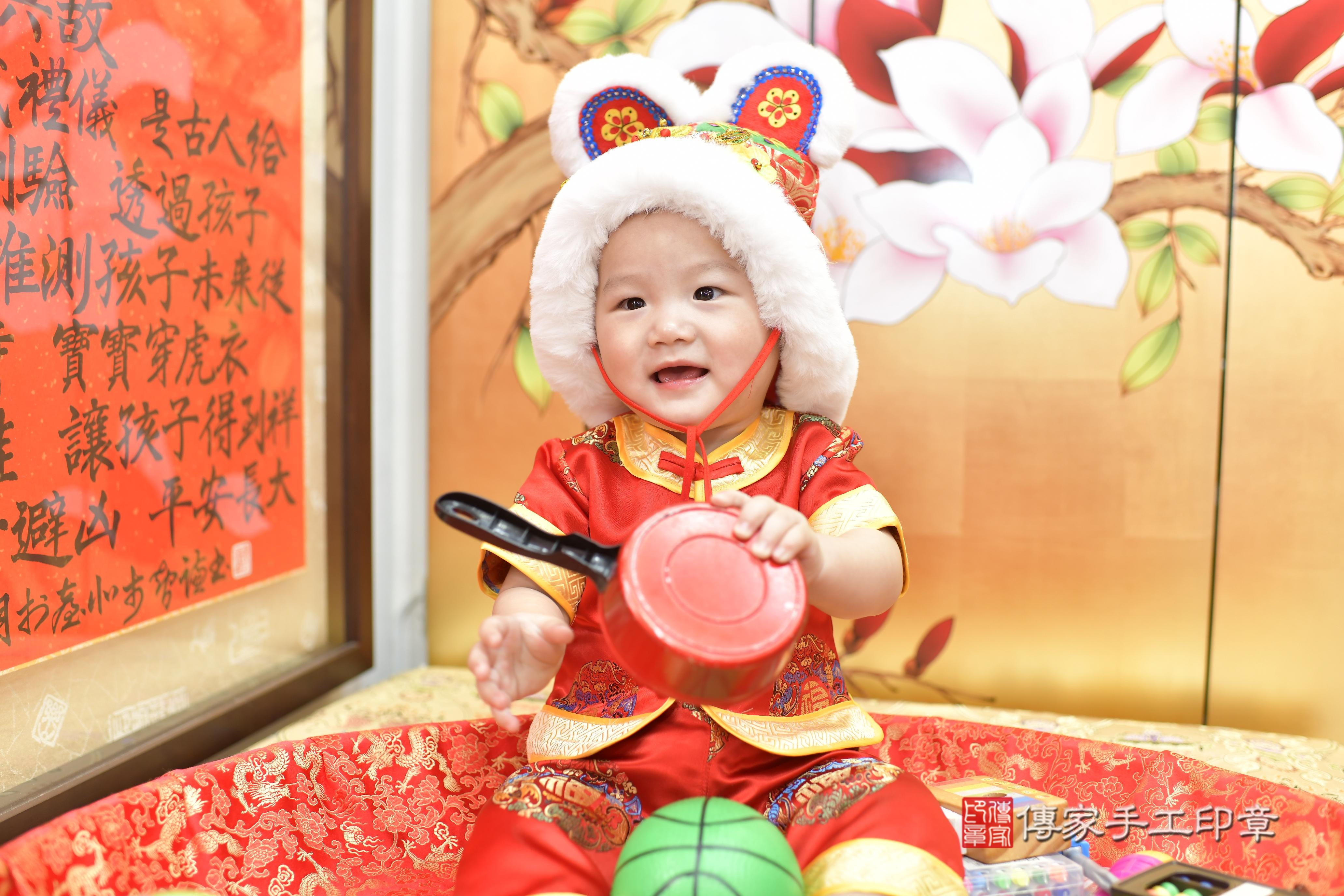成成寶貝抓周，小孩古裝禮服照。地點：傳家「新竹店」古禮會場