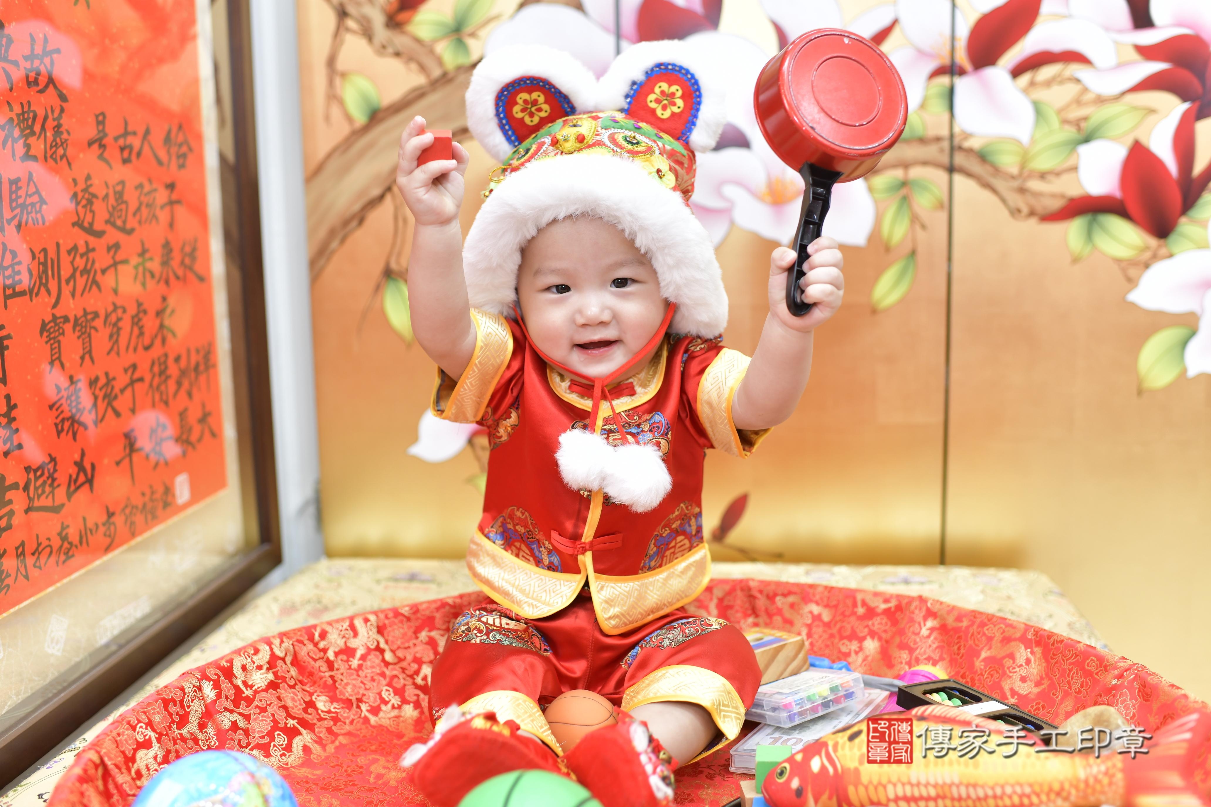 成成寶貝抓周，小孩古裝禮服照。地點：傳家「新竹店」古禮會場
