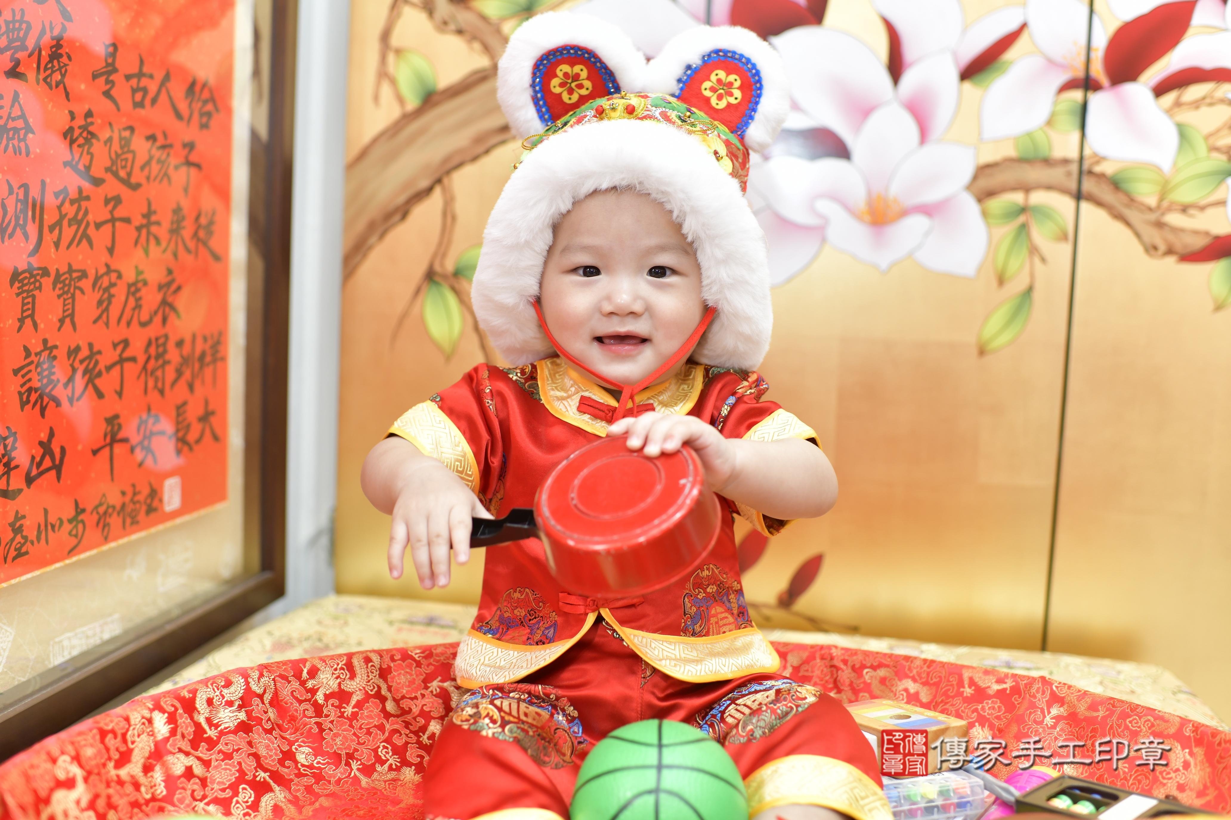 成成寶貝抓周，小孩古裝禮服照。地點：傳家「新竹店」古禮會場