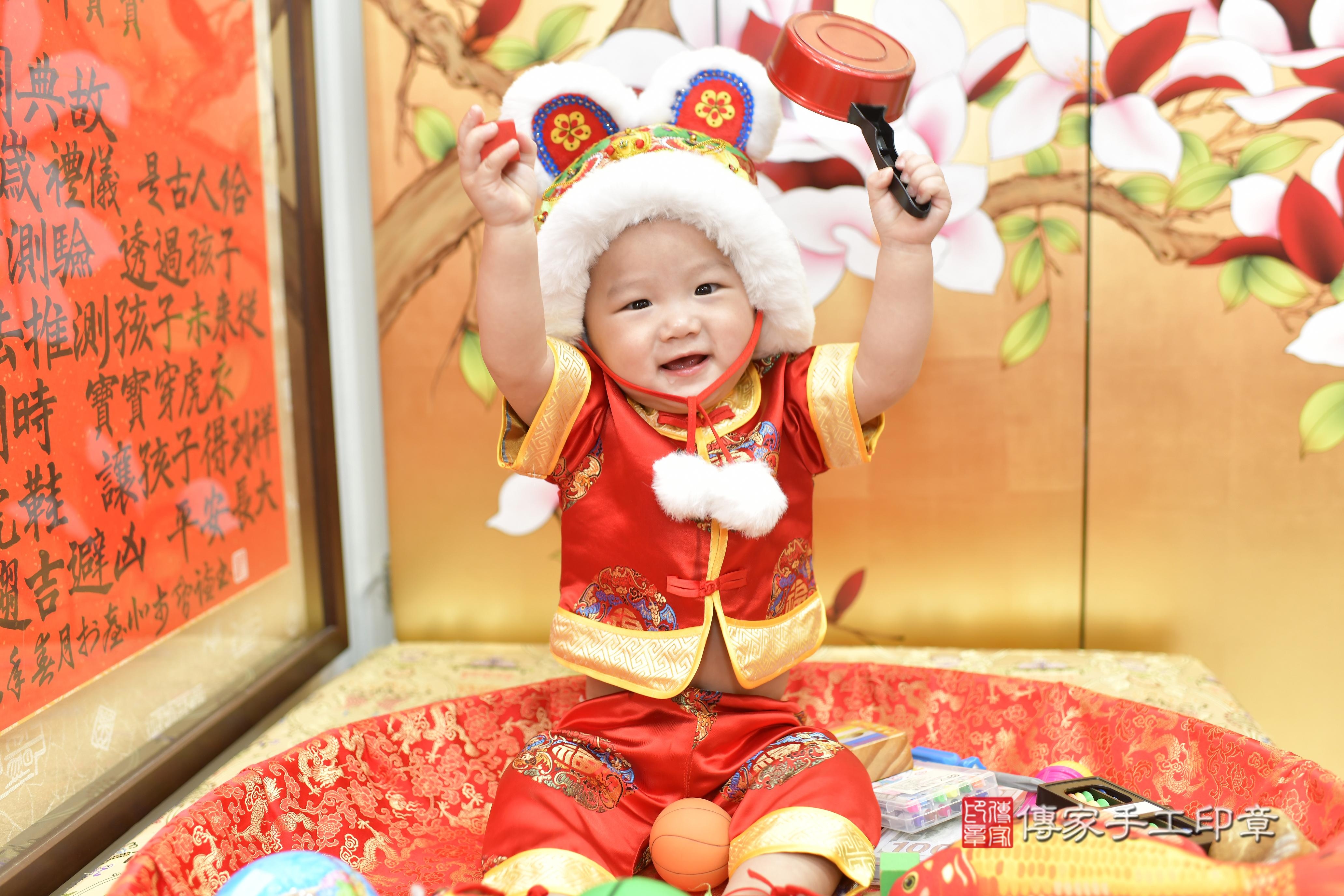 成成寶貝抓周，小孩古裝禮服照。地點：傳家「新竹店」古禮會場