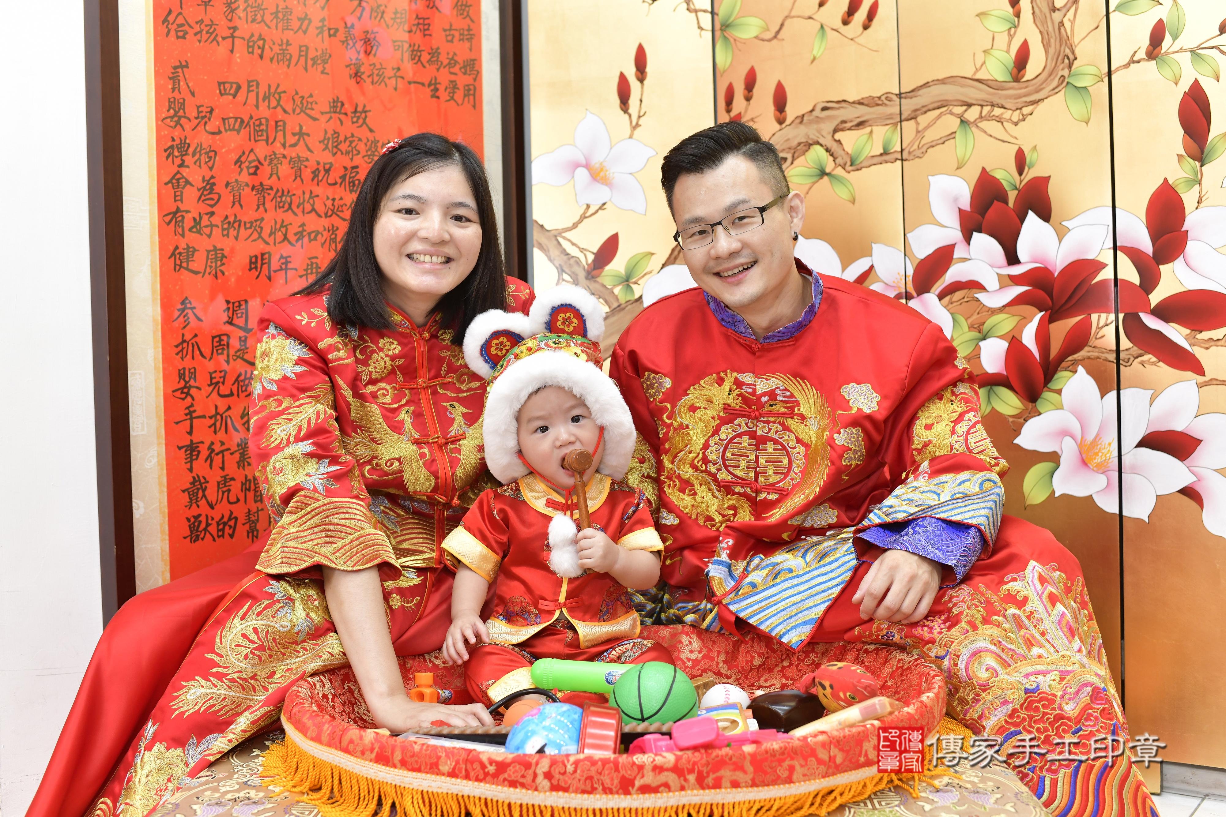 成成寶貝抓周，成人與小孩古裝禮服照。地點：傳家「新竹店」古禮會場