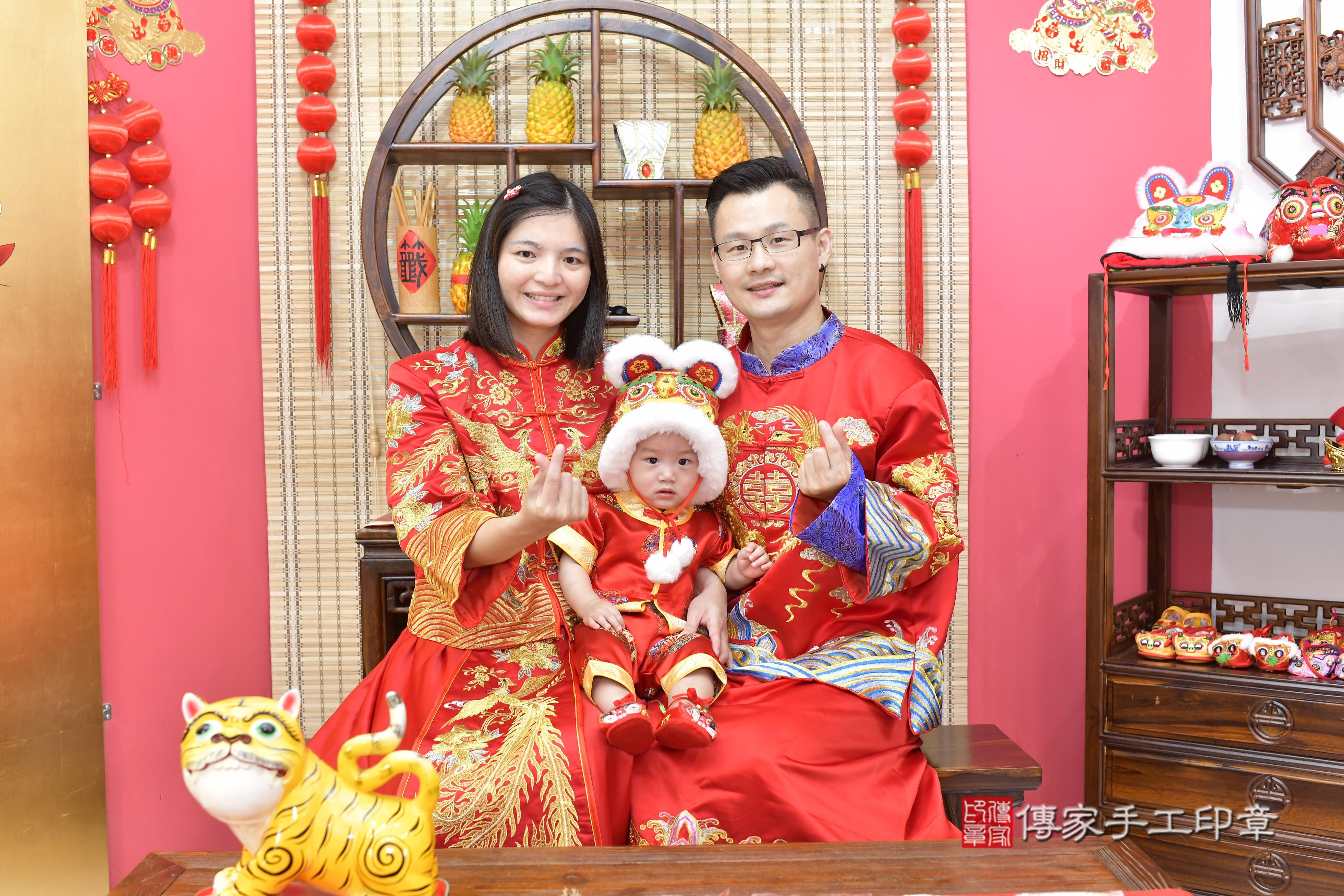 成成寶貝抓周，成人與小孩古裝禮服照。地點：傳家「新竹店」古禮會場