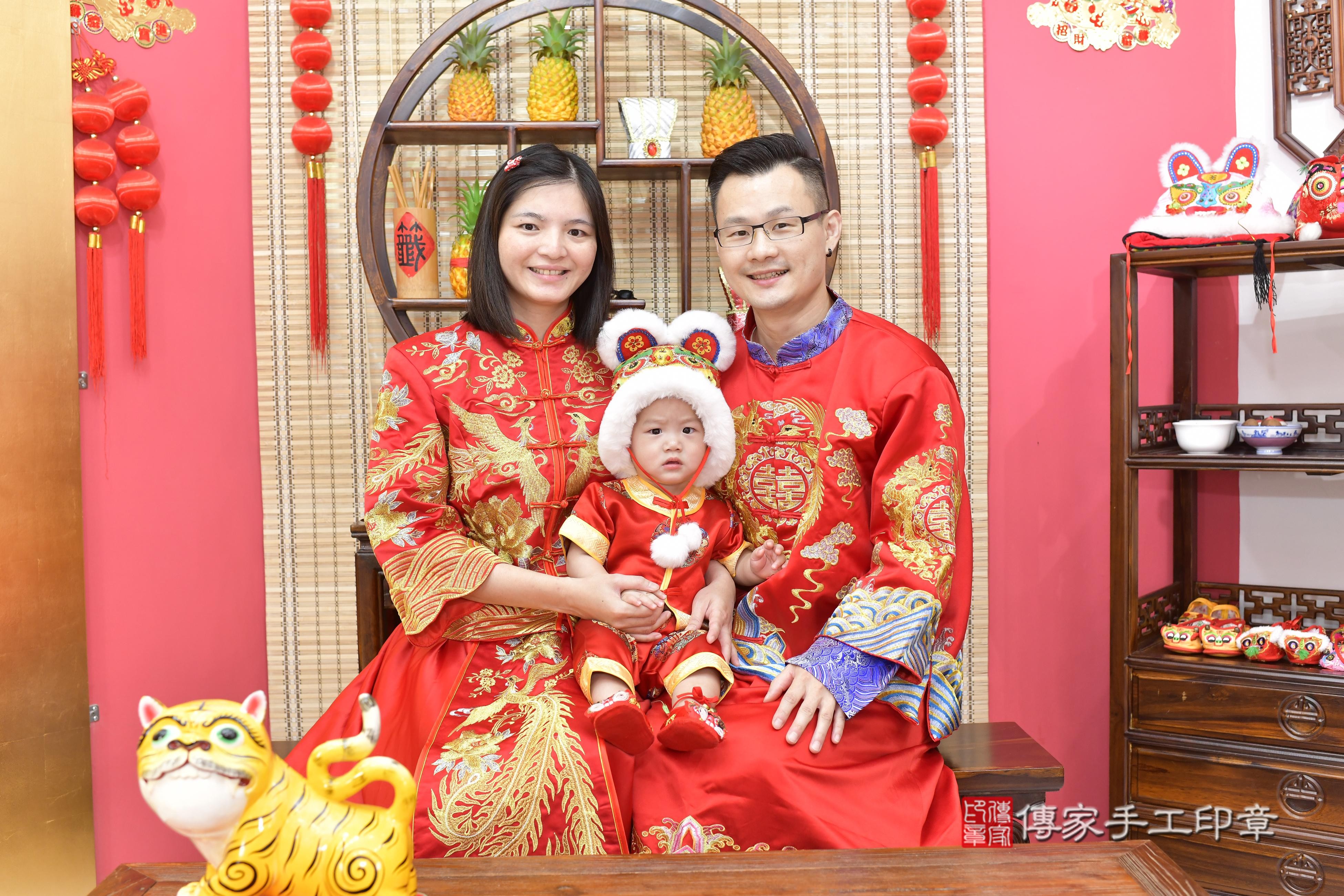 成成寶貝抓周，成人與小孩古裝禮服照。地點：傳家「新竹店」古禮會場