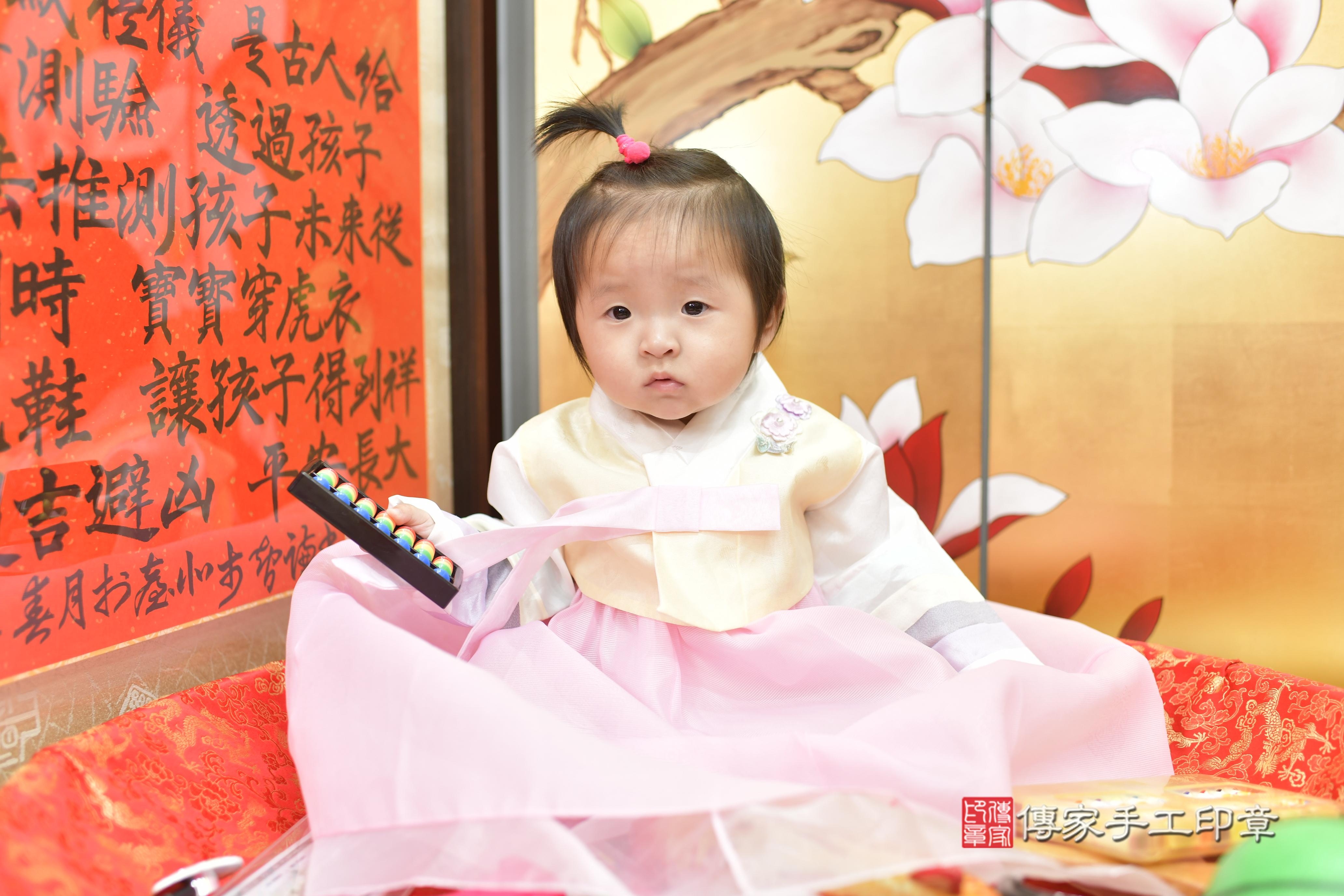 彤彤寶貝抓周，小孩古裝禮服照。地點：傳家「新竹店」古禮會場
