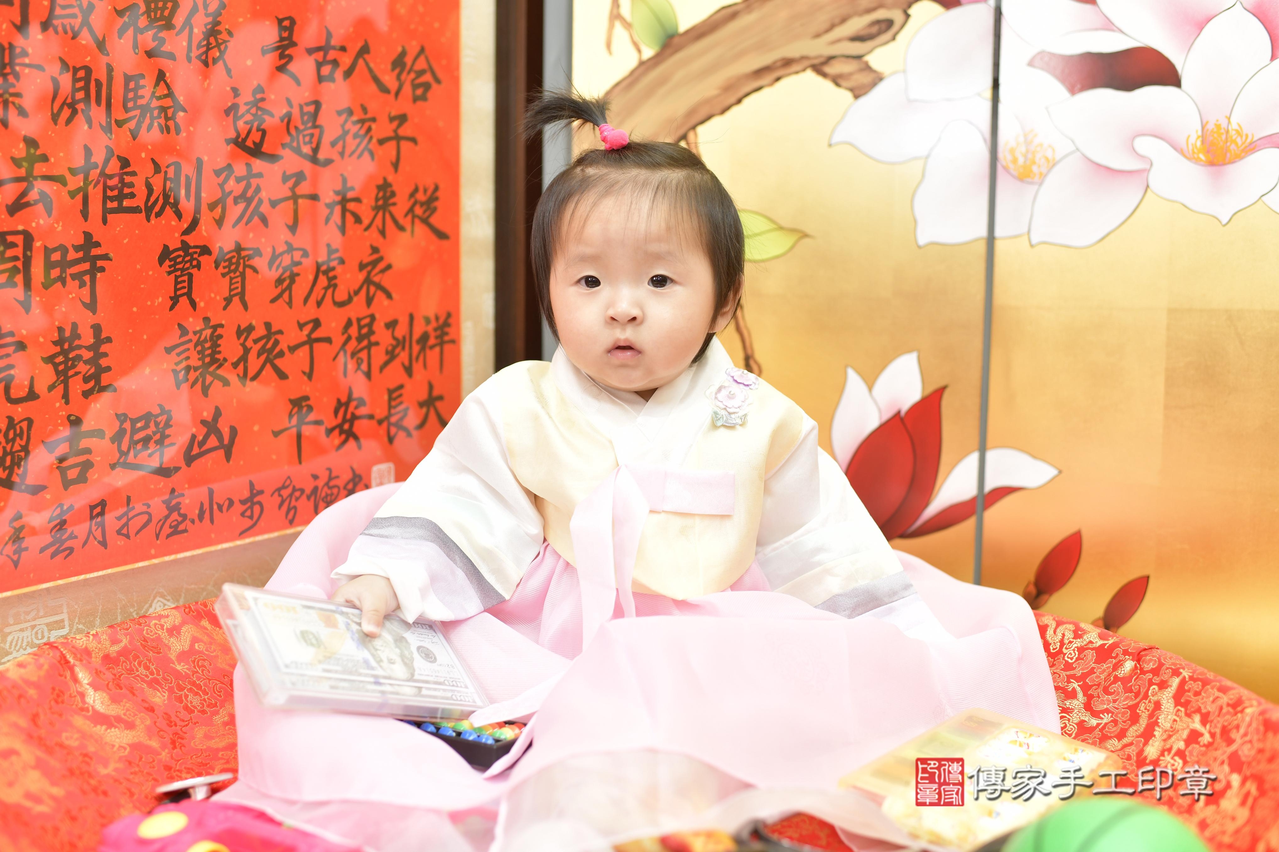 彤彤寶貝抓周，小孩古裝禮服照。地點：傳家「新竹店」古禮會場