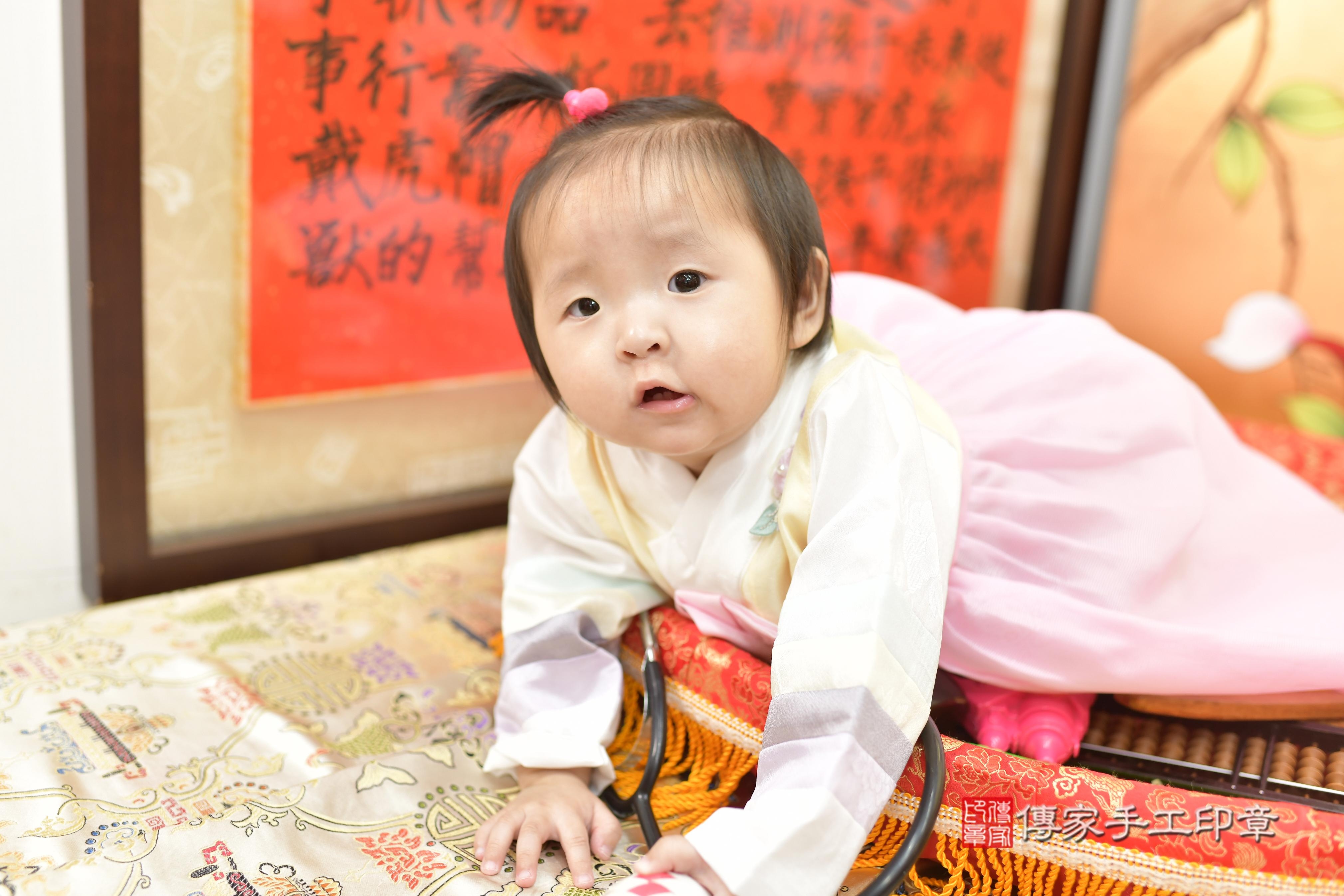 彤彤寶貝抓周，小孩古裝禮服照。地點：傳家「新竹店」古禮會場