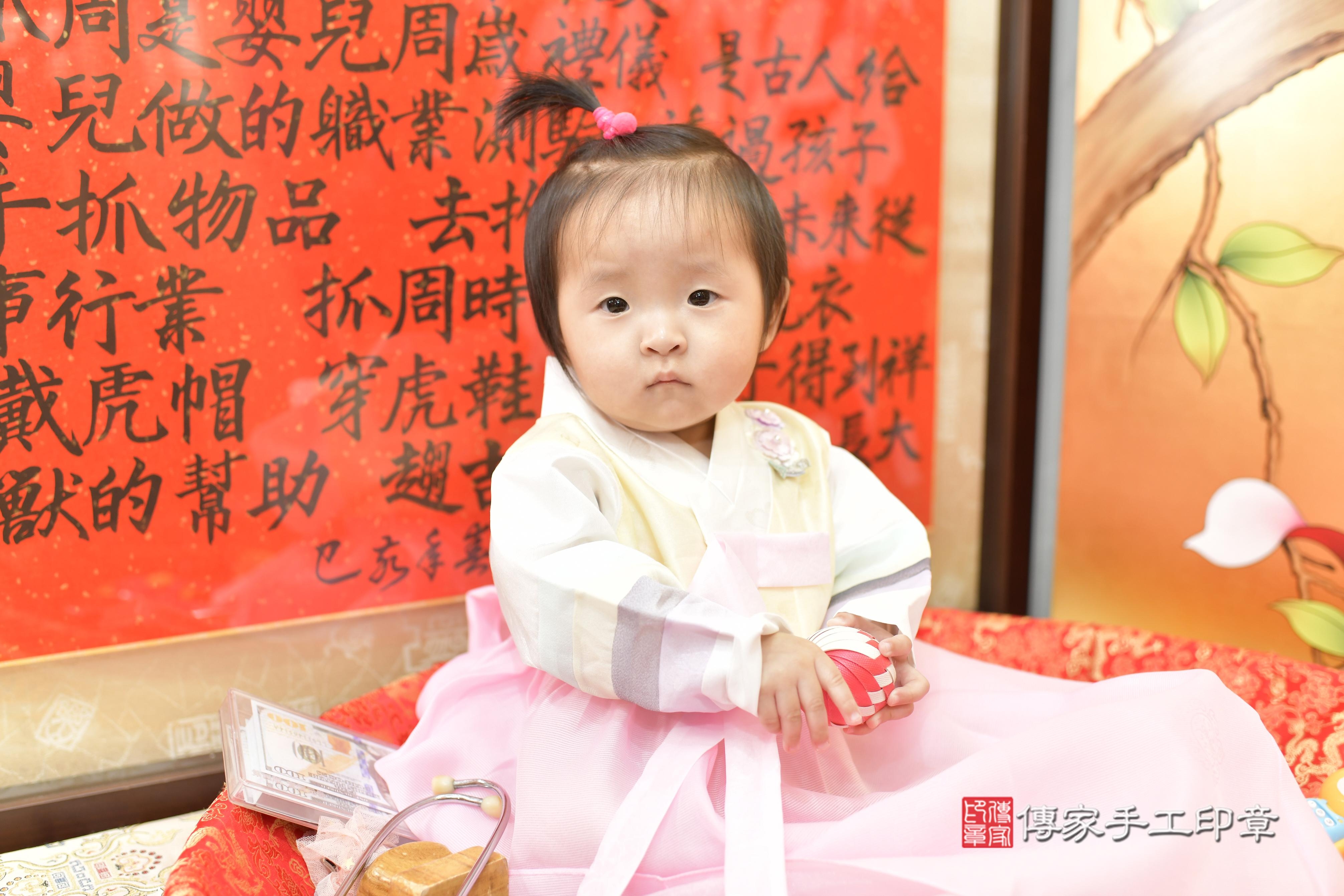彤彤寶貝抓周，小孩古裝禮服照。地點：傳家「新竹店」古禮會場