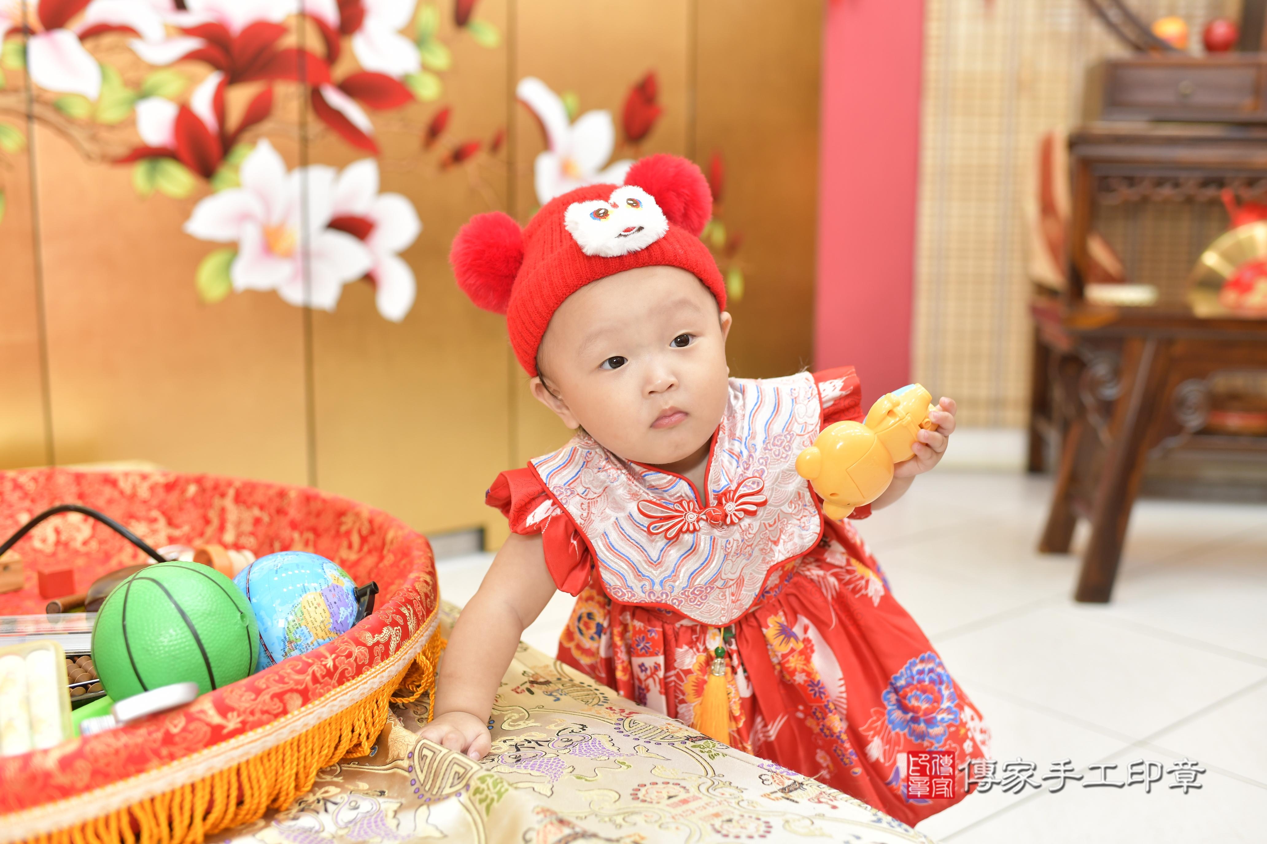 小雨寶貝抓周，小孩古裝禮服照。地點：傳家「新竹店」古禮會場