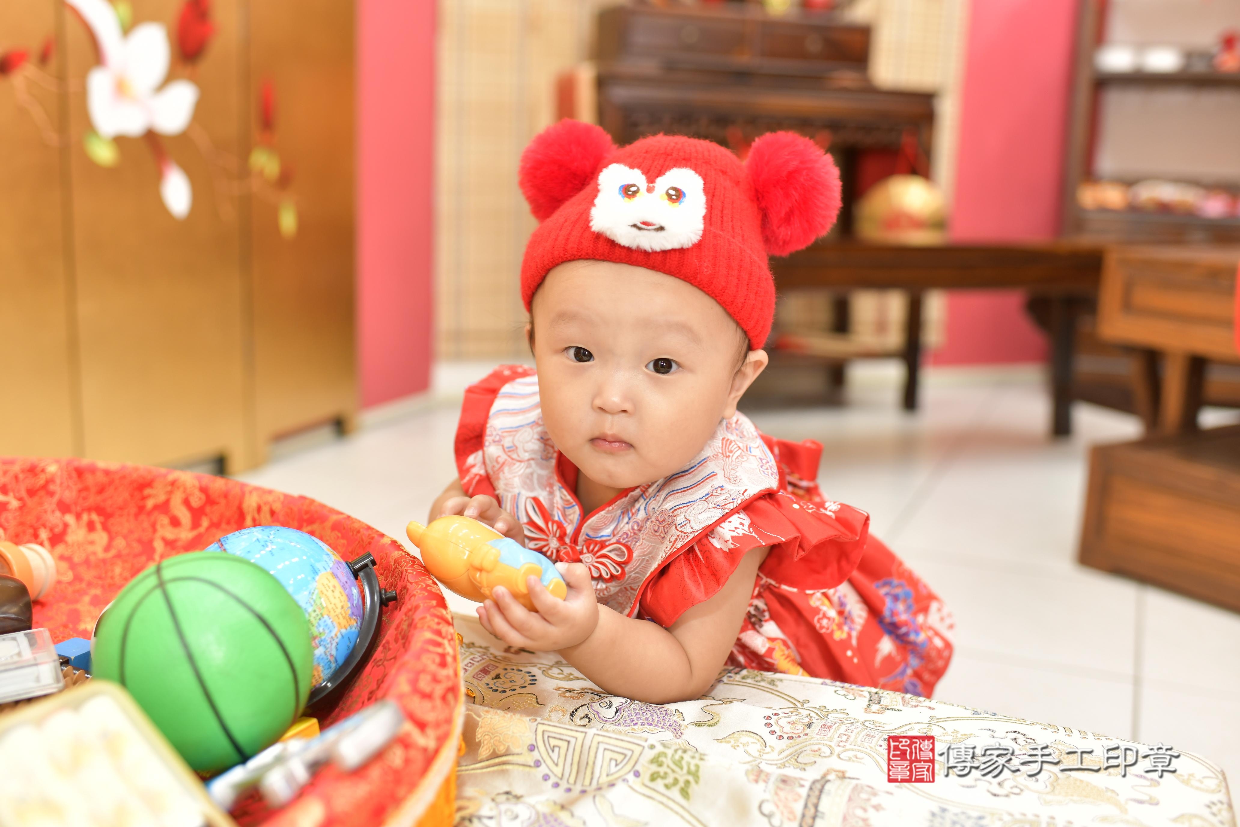 小雨寶貝抓周，小孩古裝禮服照。地點：傳家「新竹店」古禮會場