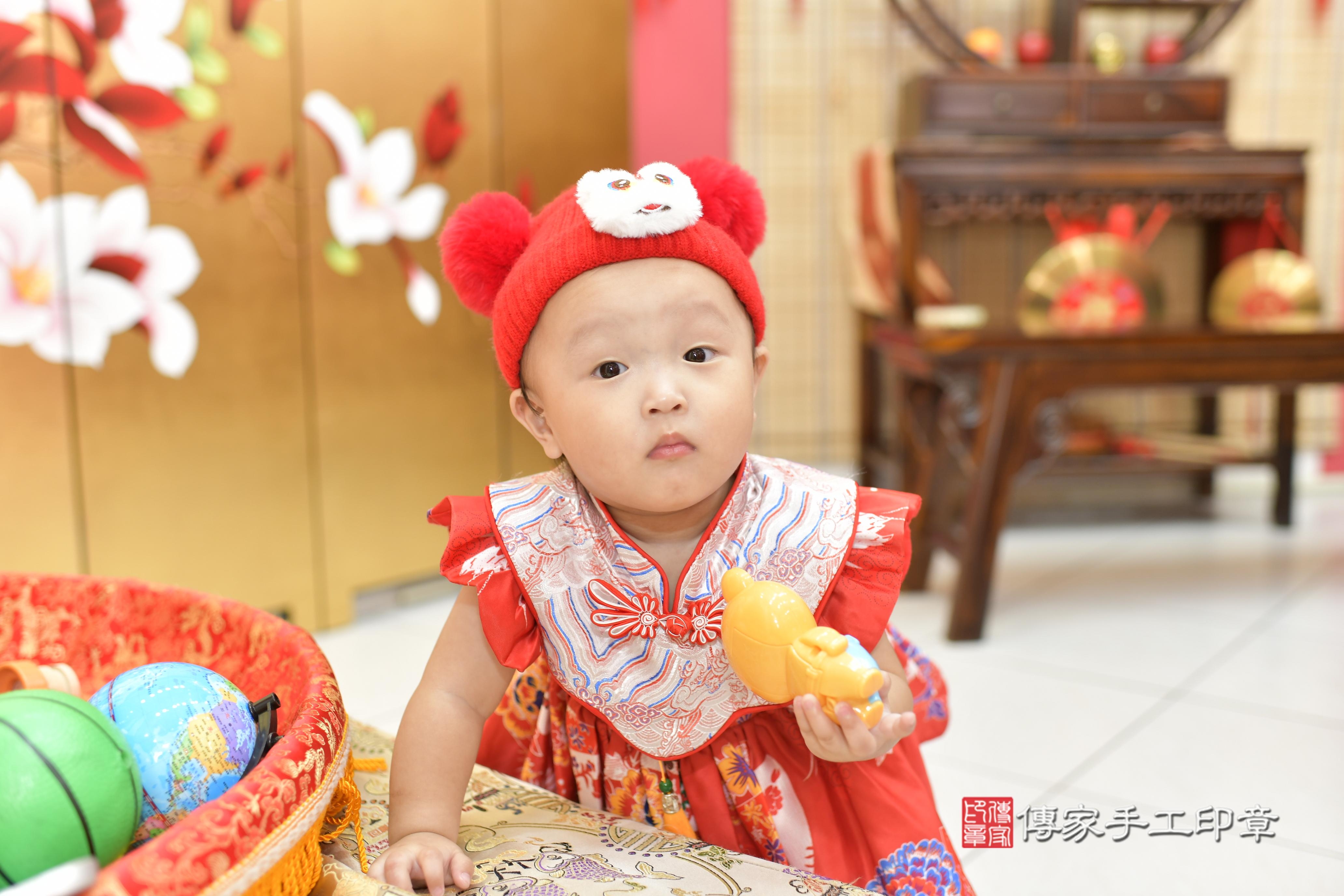 小雨寶貝抓周，小孩古裝禮服照。地點：傳家「新竹店」古禮會場