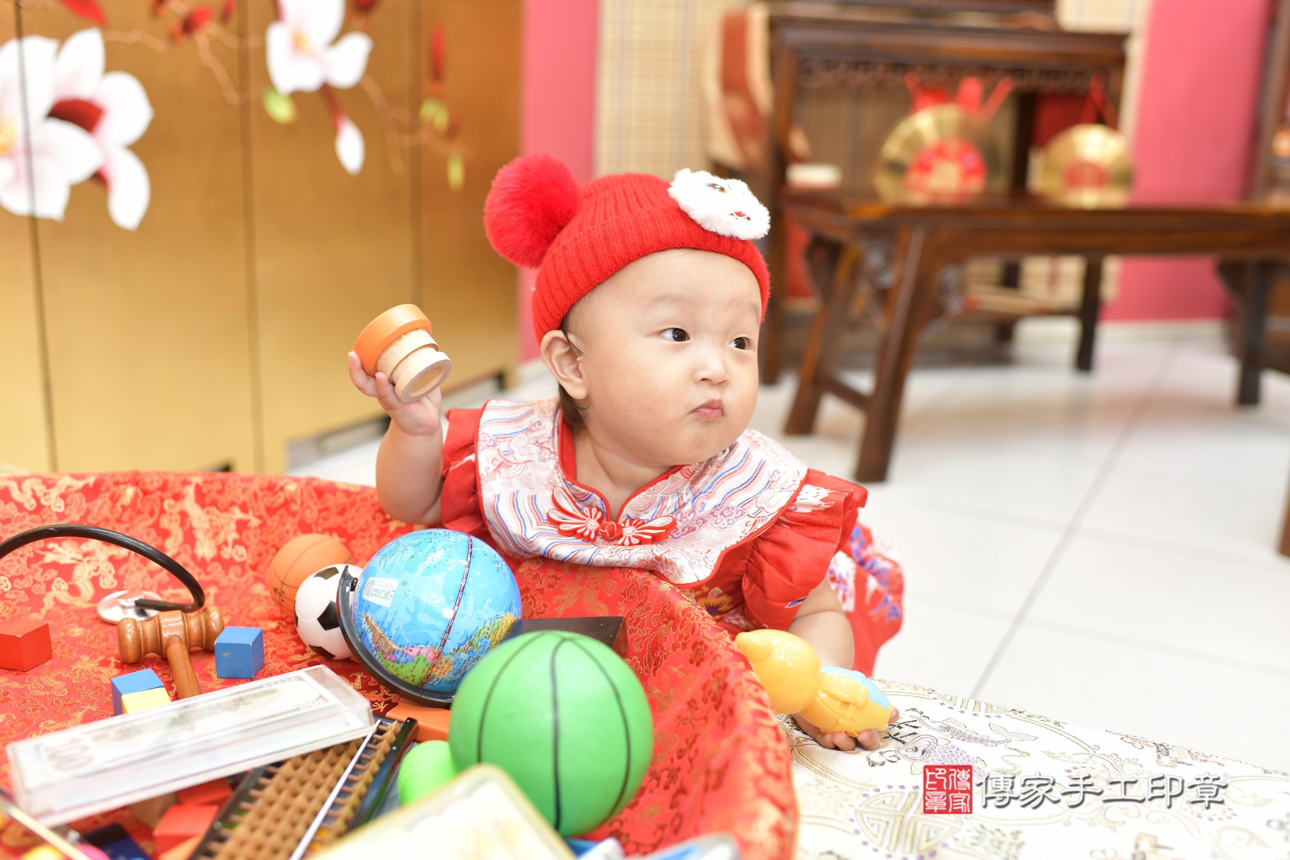 小雨寶貝抓周，小孩古裝禮服照。地點：傳家「新竹店」古禮會場