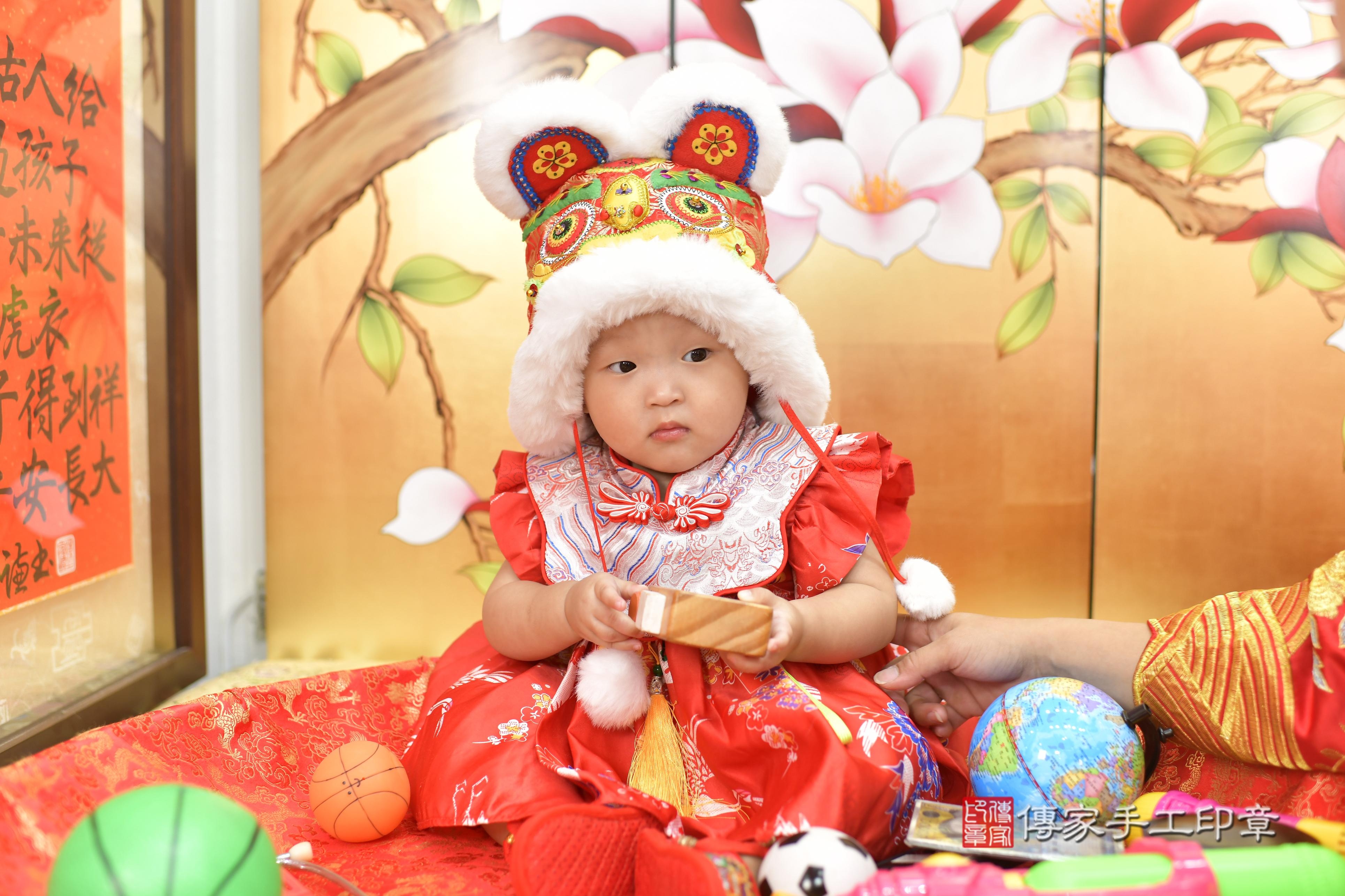 小雨寶貝抓周，小孩古裝禮服照。地點：傳家「新竹店」古禮會場