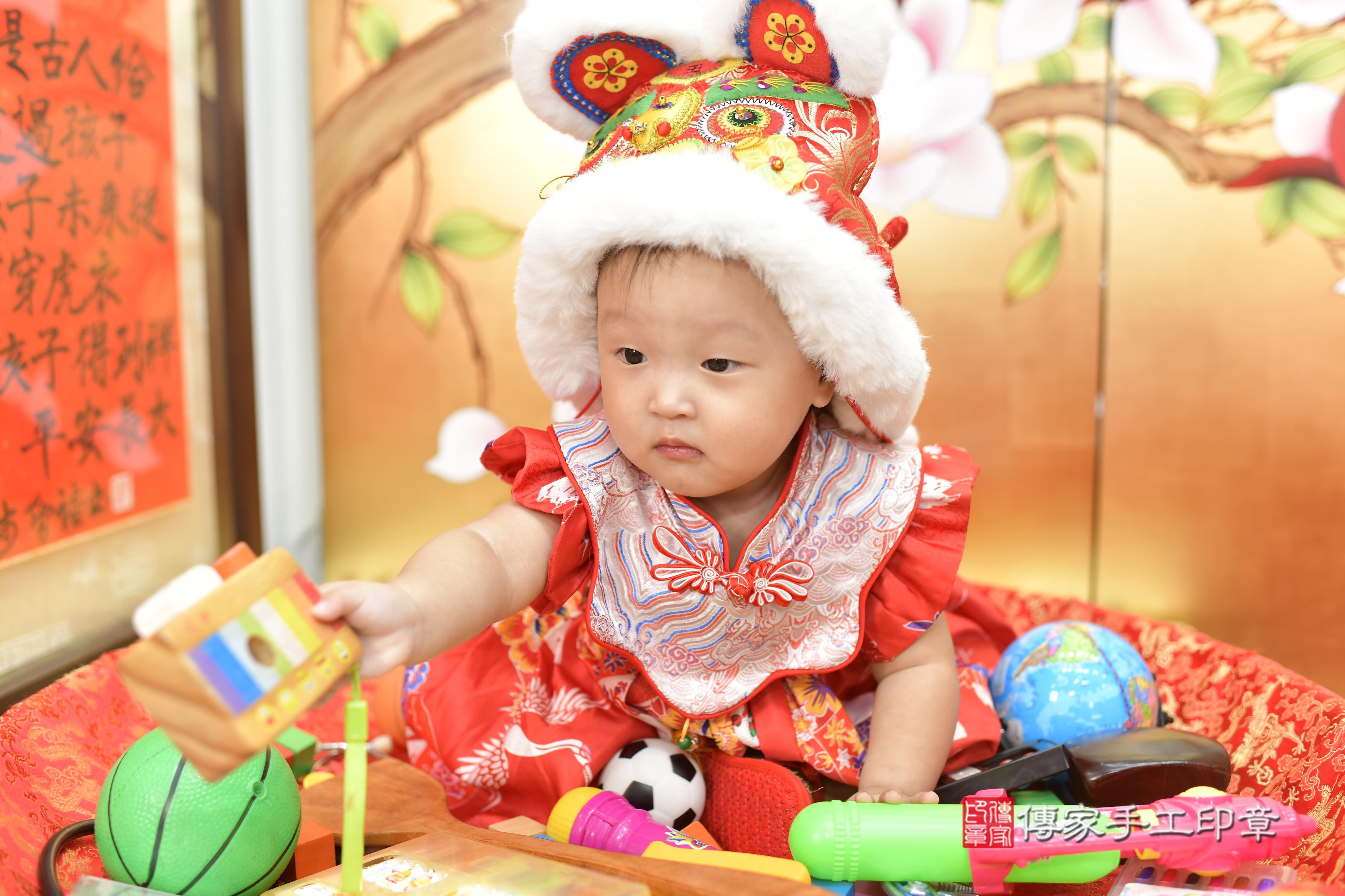 小雨寶貝抓周，小孩古裝禮服照。地點：傳家「新竹店」古禮會場