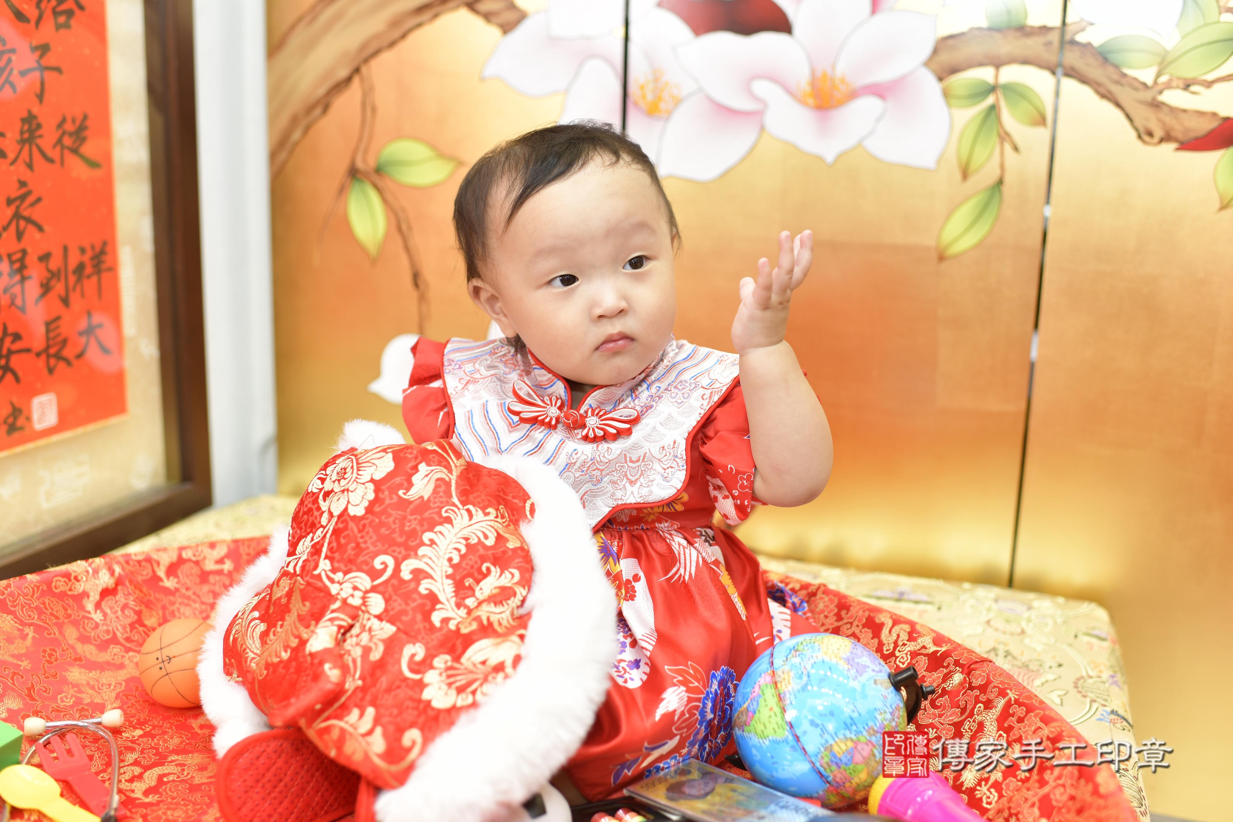 小雨寶貝抓周，小孩古裝禮服照。地點：傳家「新竹店」古禮會場