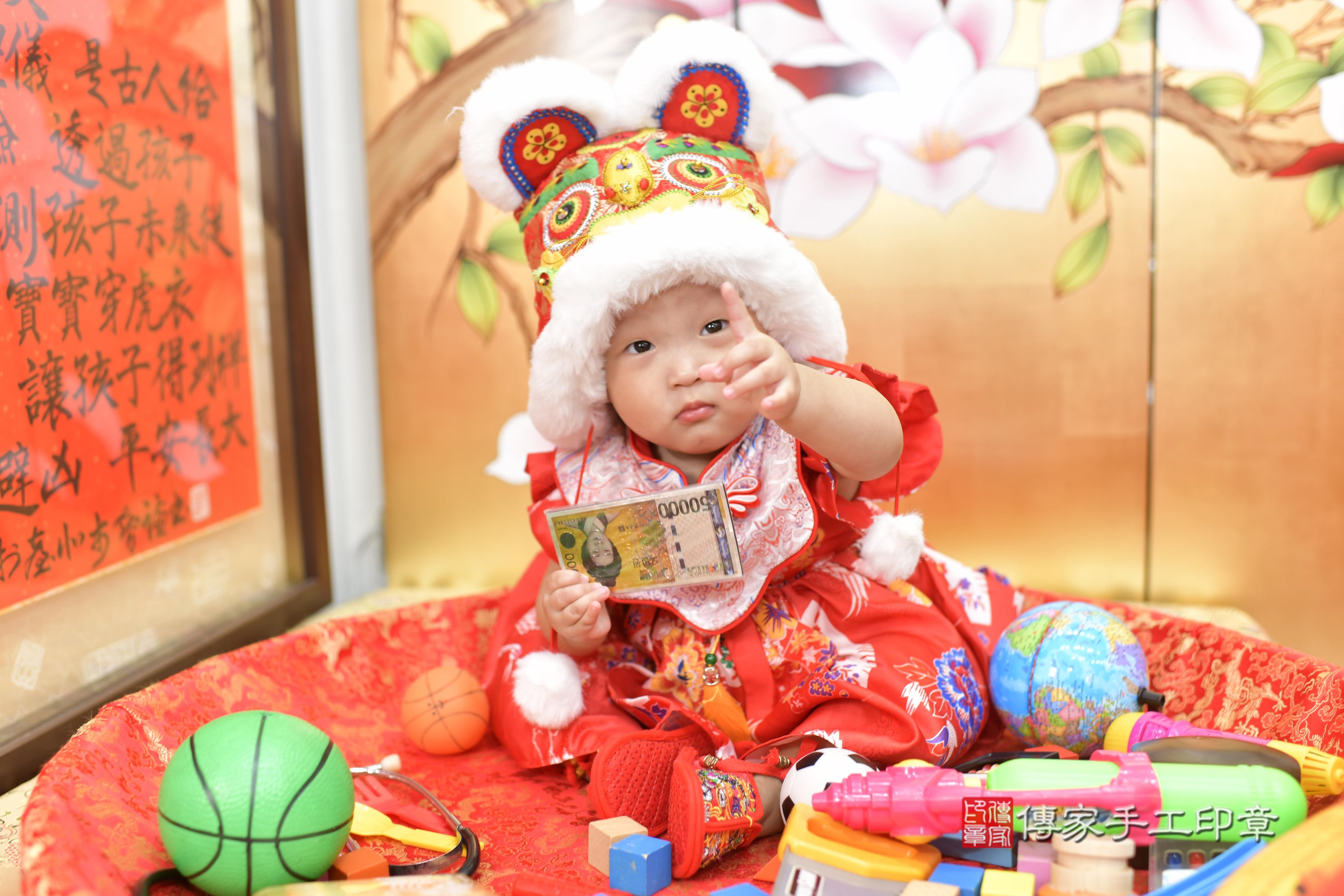 小雨寶貝抓周，小孩古裝禮服照。地點：傳家「新竹店」古禮會場