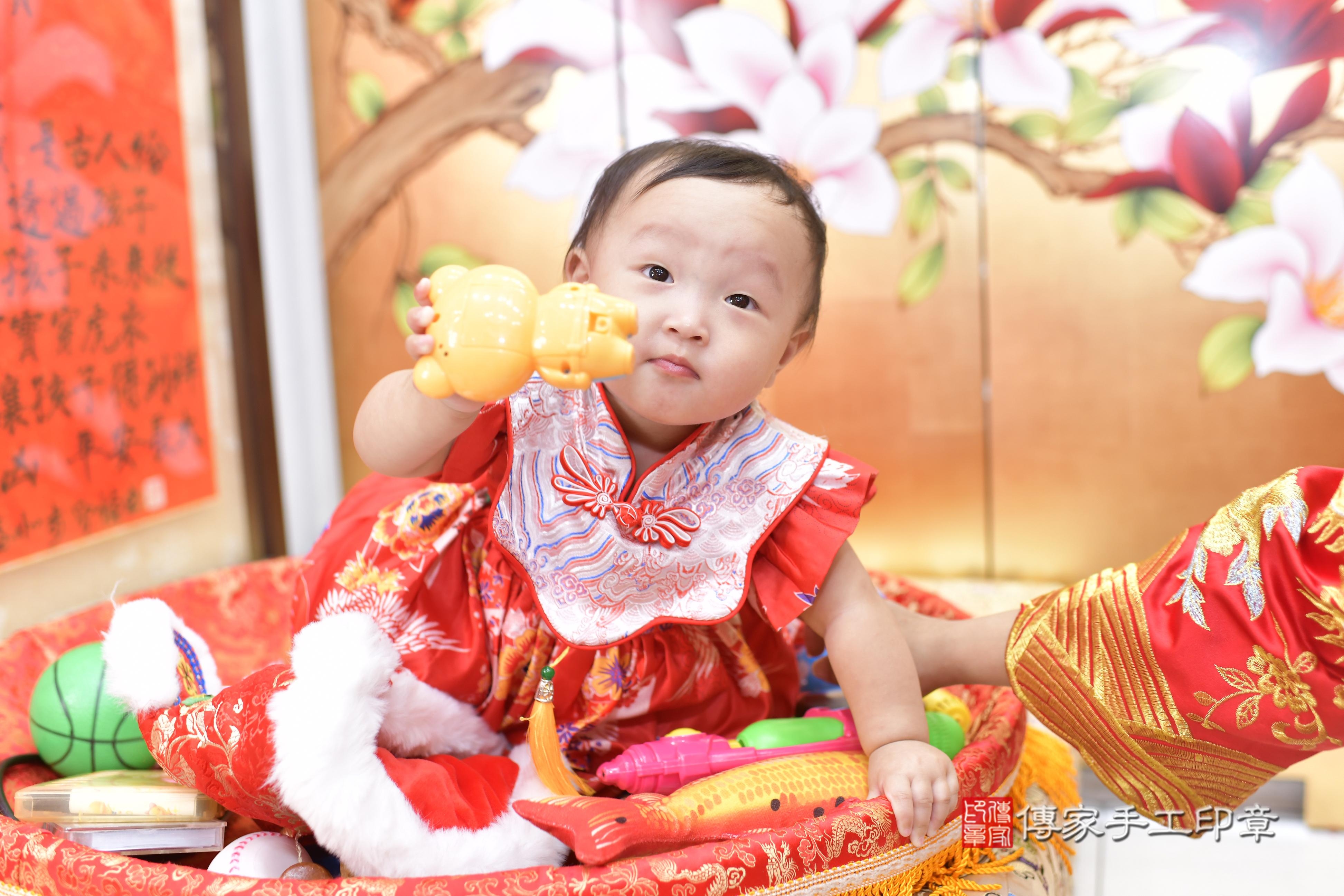 小雨寶貝抓周，小孩古裝禮服照。地點：傳家「新竹店」古禮會場