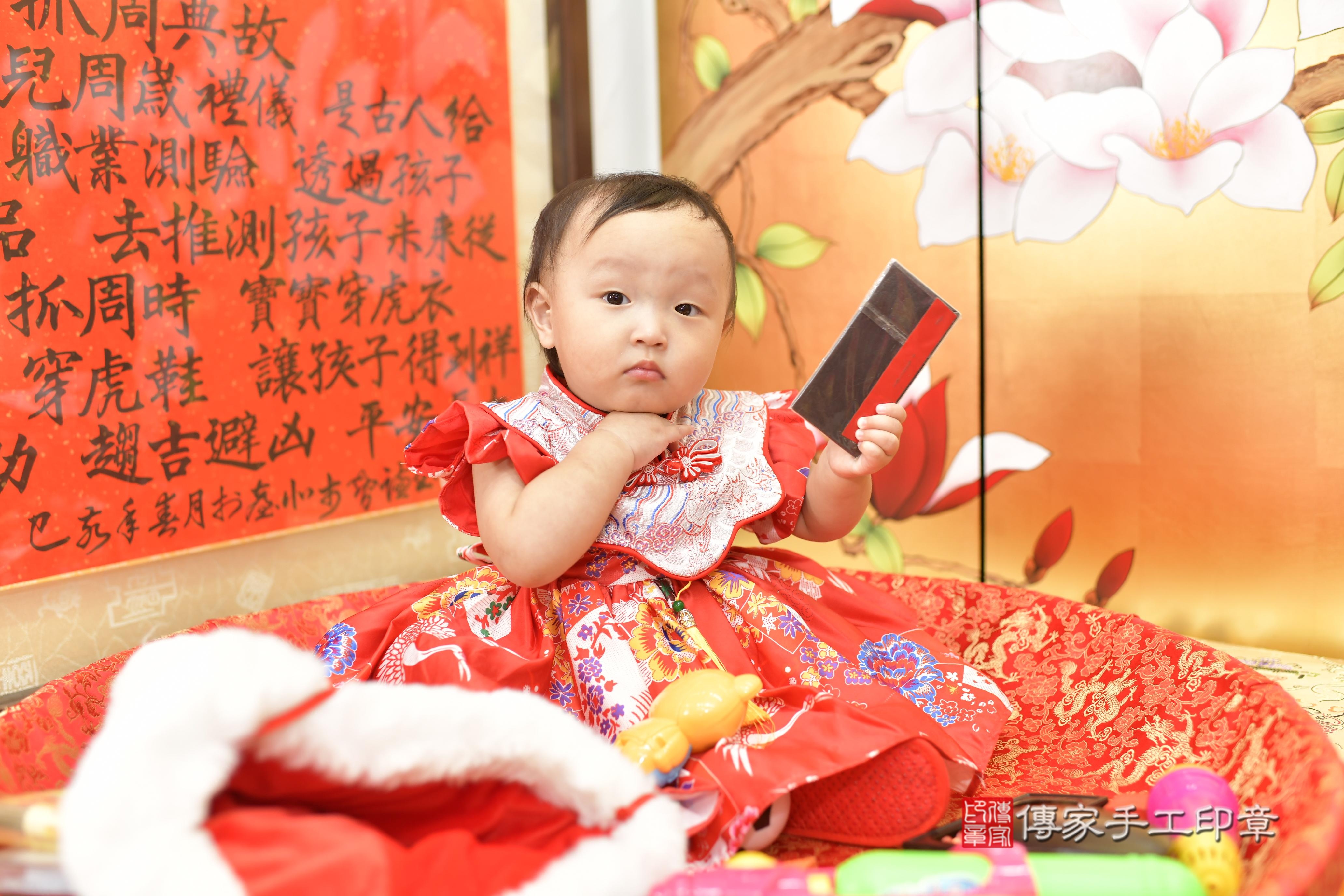 小雨寶貝抓周，小孩古裝禮服照。地點：傳家「新竹店」古禮會場