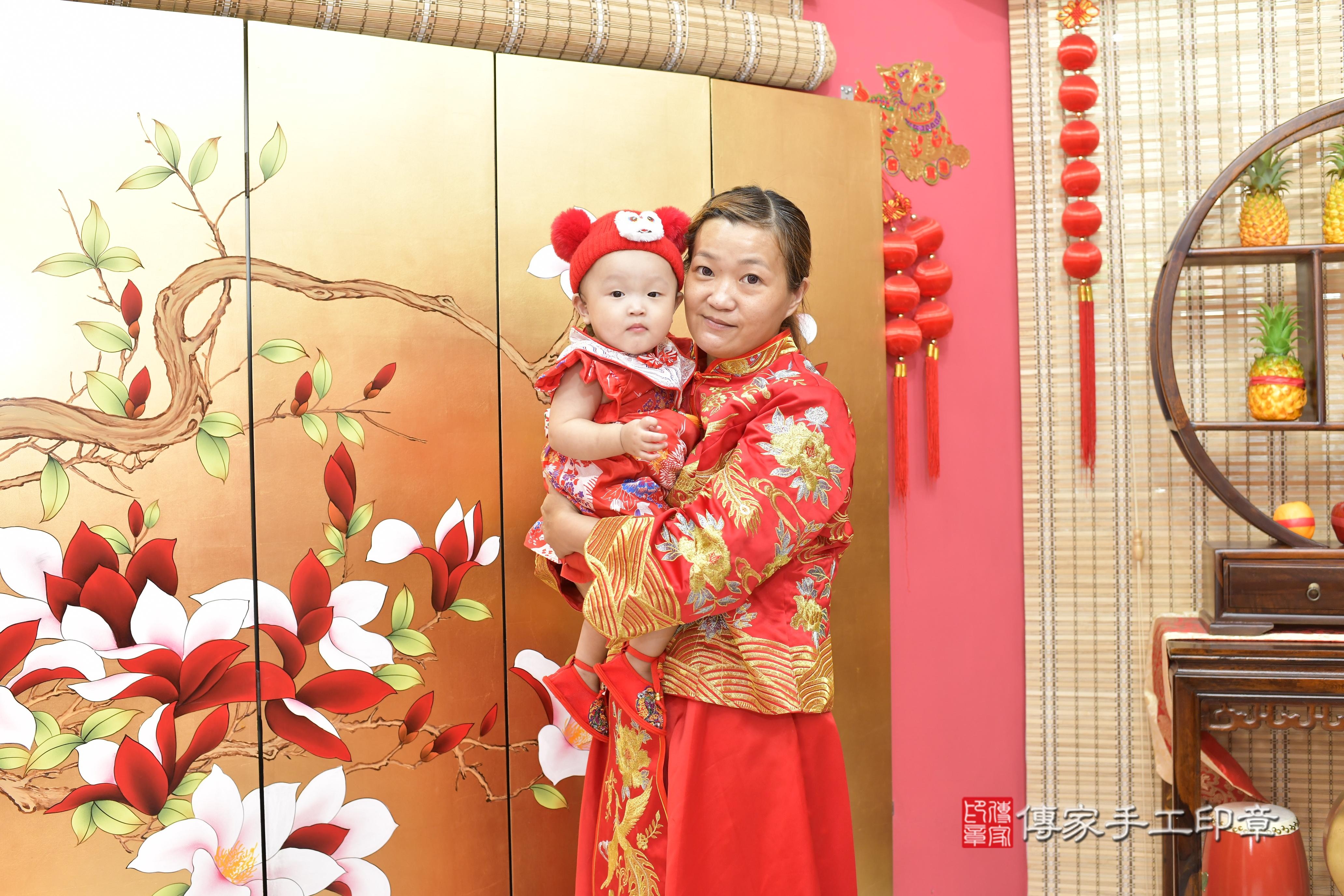 小雨寶貝抓周，成人與小孩古裝禮服照。地點：傳家「新竹店」古禮會場