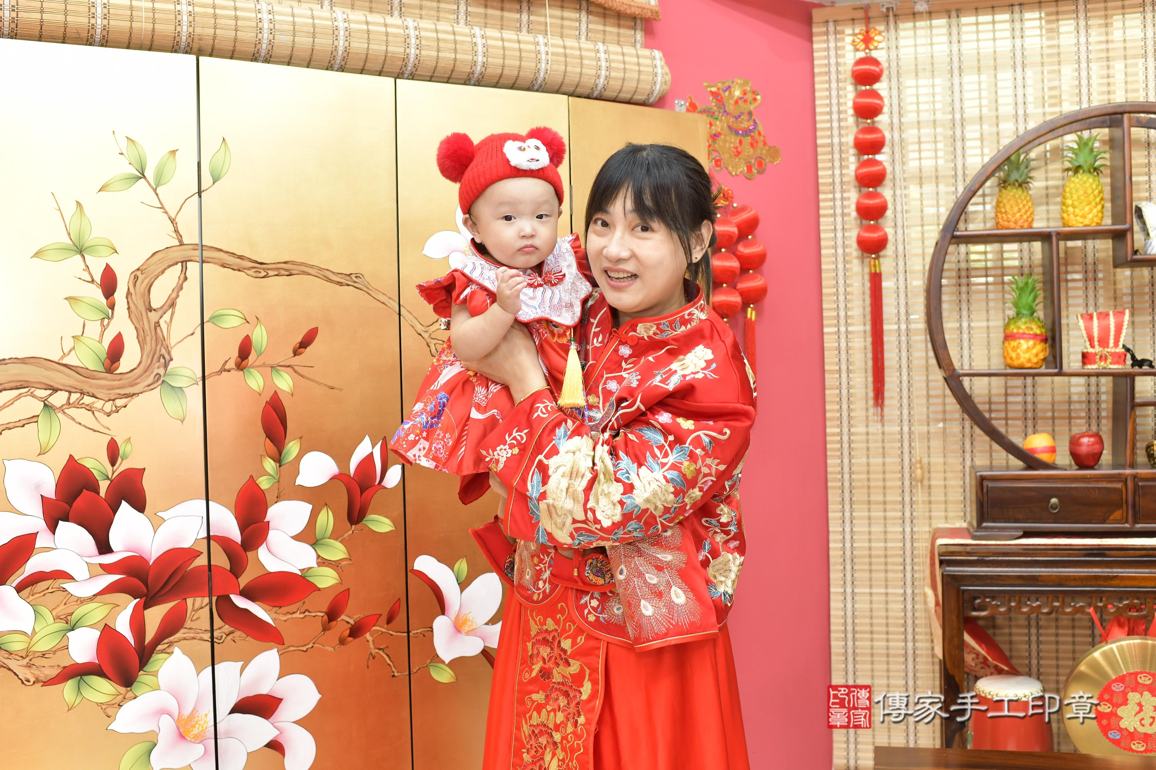 小雨寶貝抓周，成人與小孩古裝禮服照。地點：傳家「新竹店」古禮會場