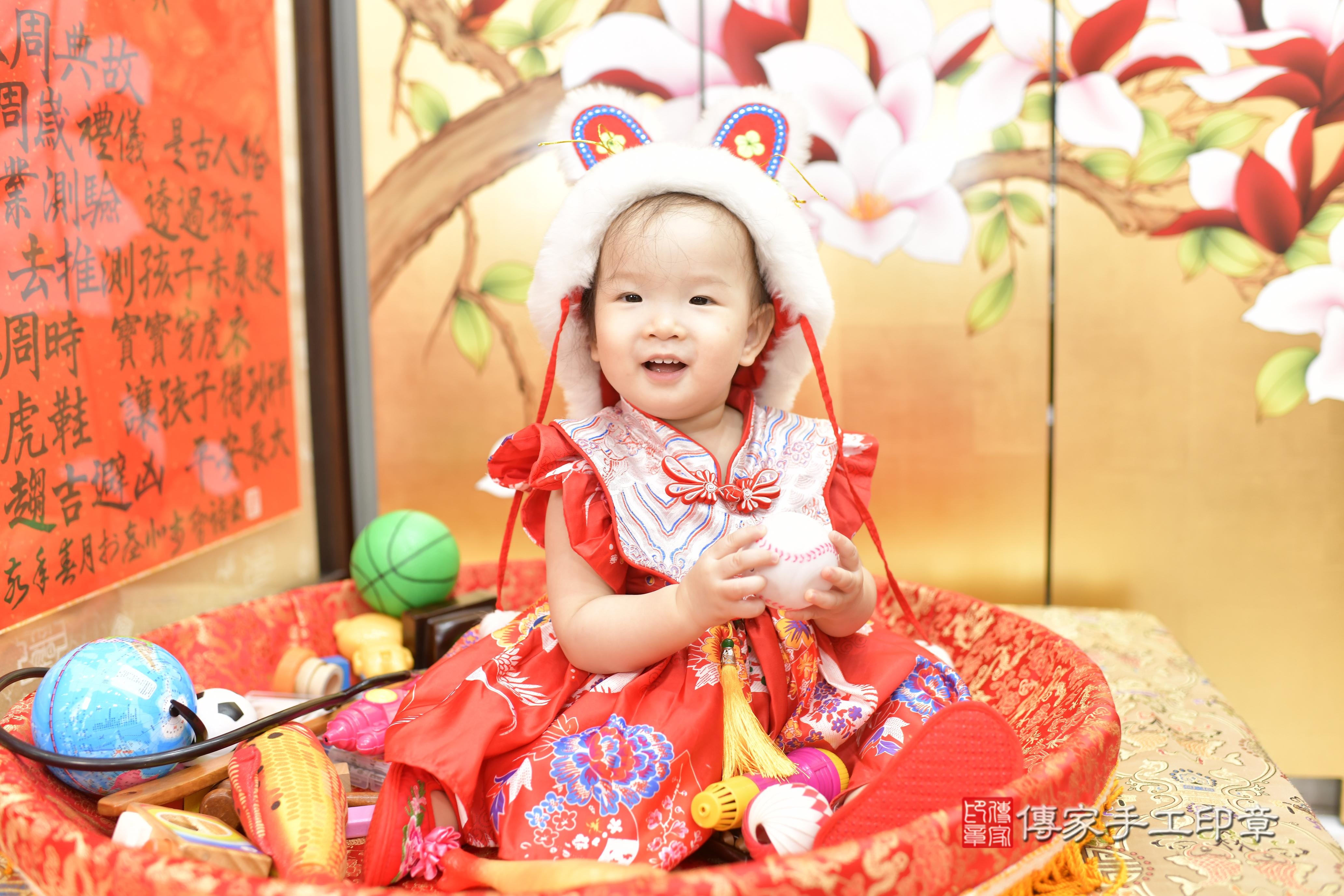 涵涵寶貝抓周，小孩古裝禮服照。地點：傳家「新竹店」古禮會場