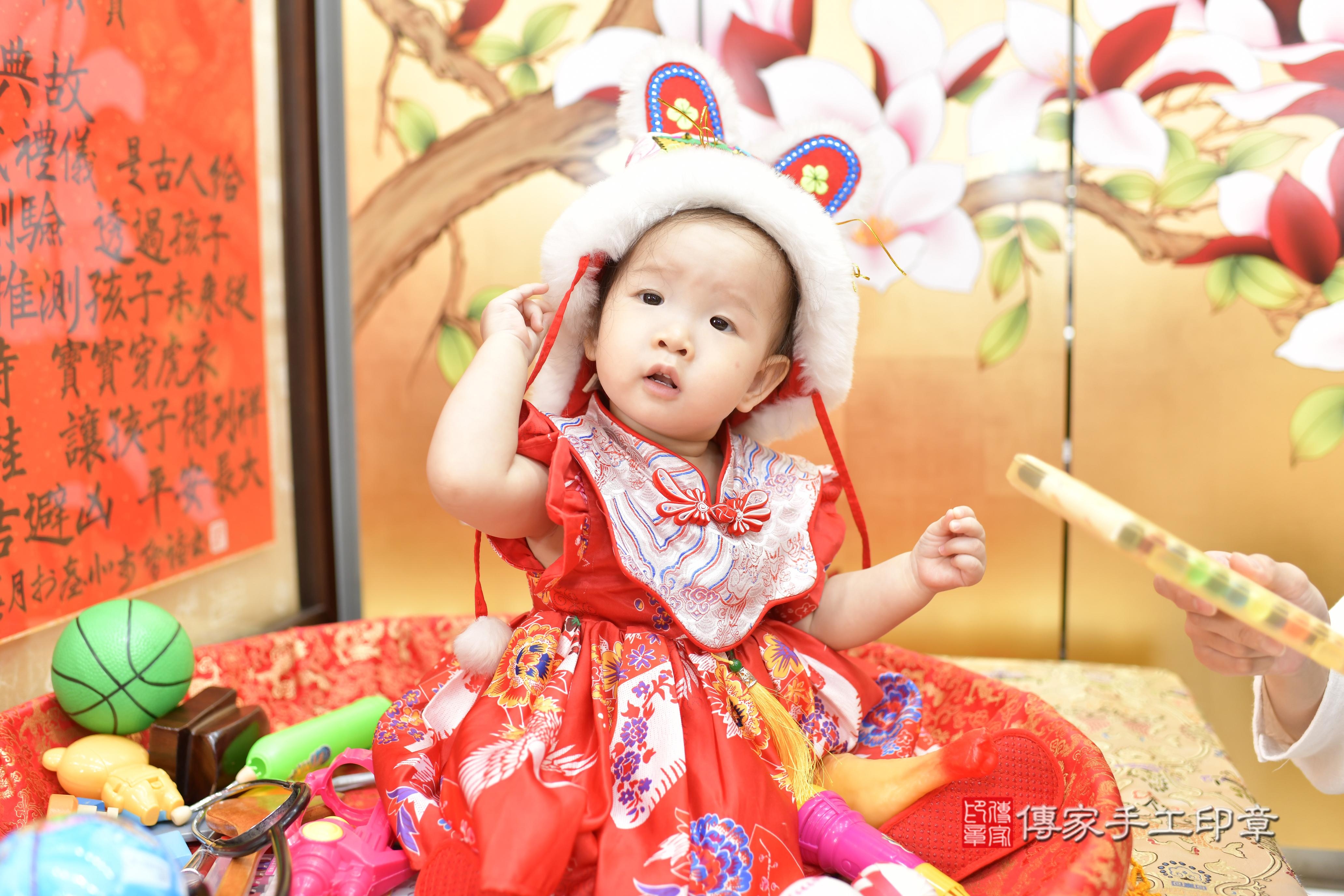 涵涵寶貝抓周，小孩古裝禮服照。地點：傳家「新竹店」古禮會場