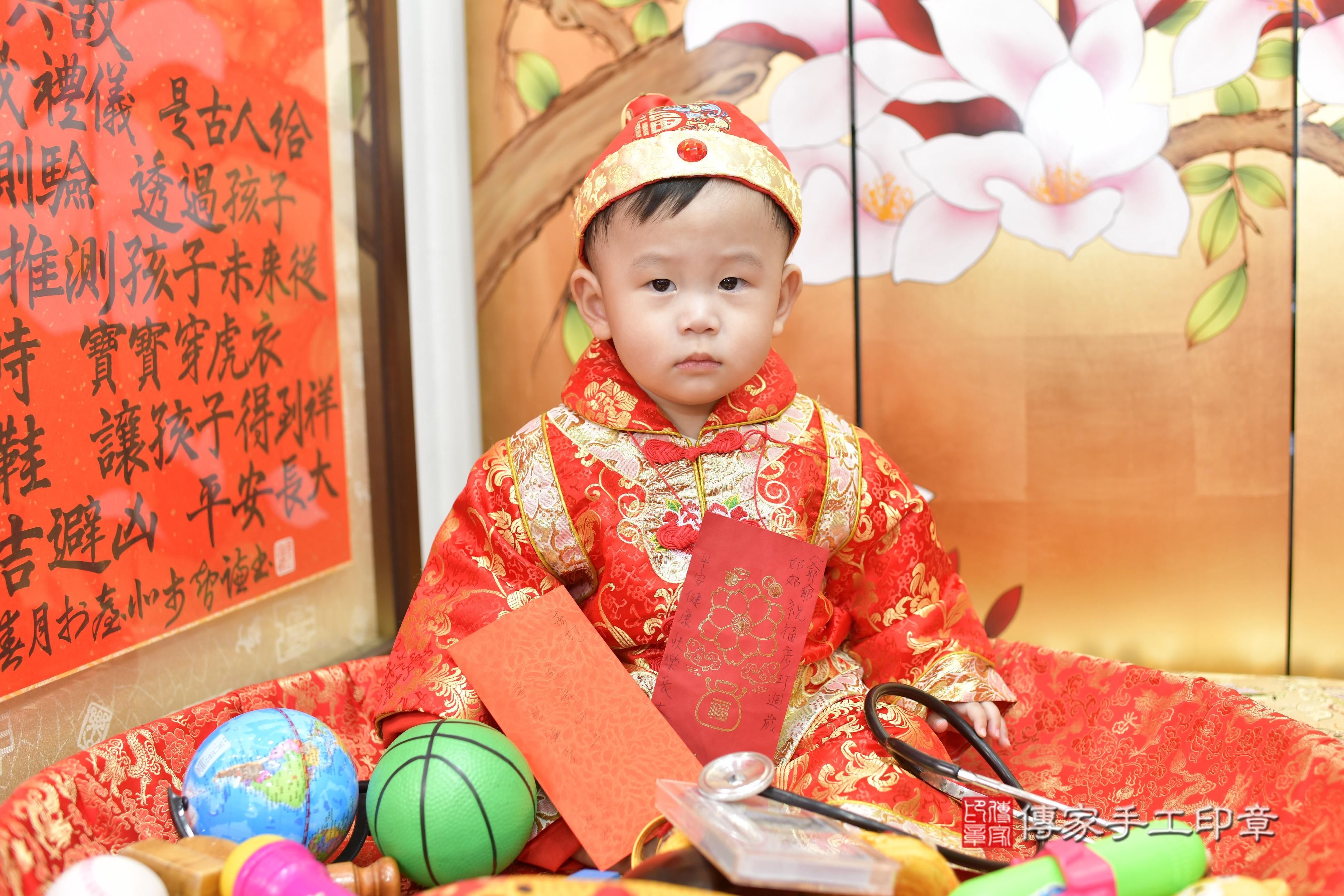 玎玎寶貝抓周，小孩古裝禮服照。地點：傳家「新竹店」古禮會場