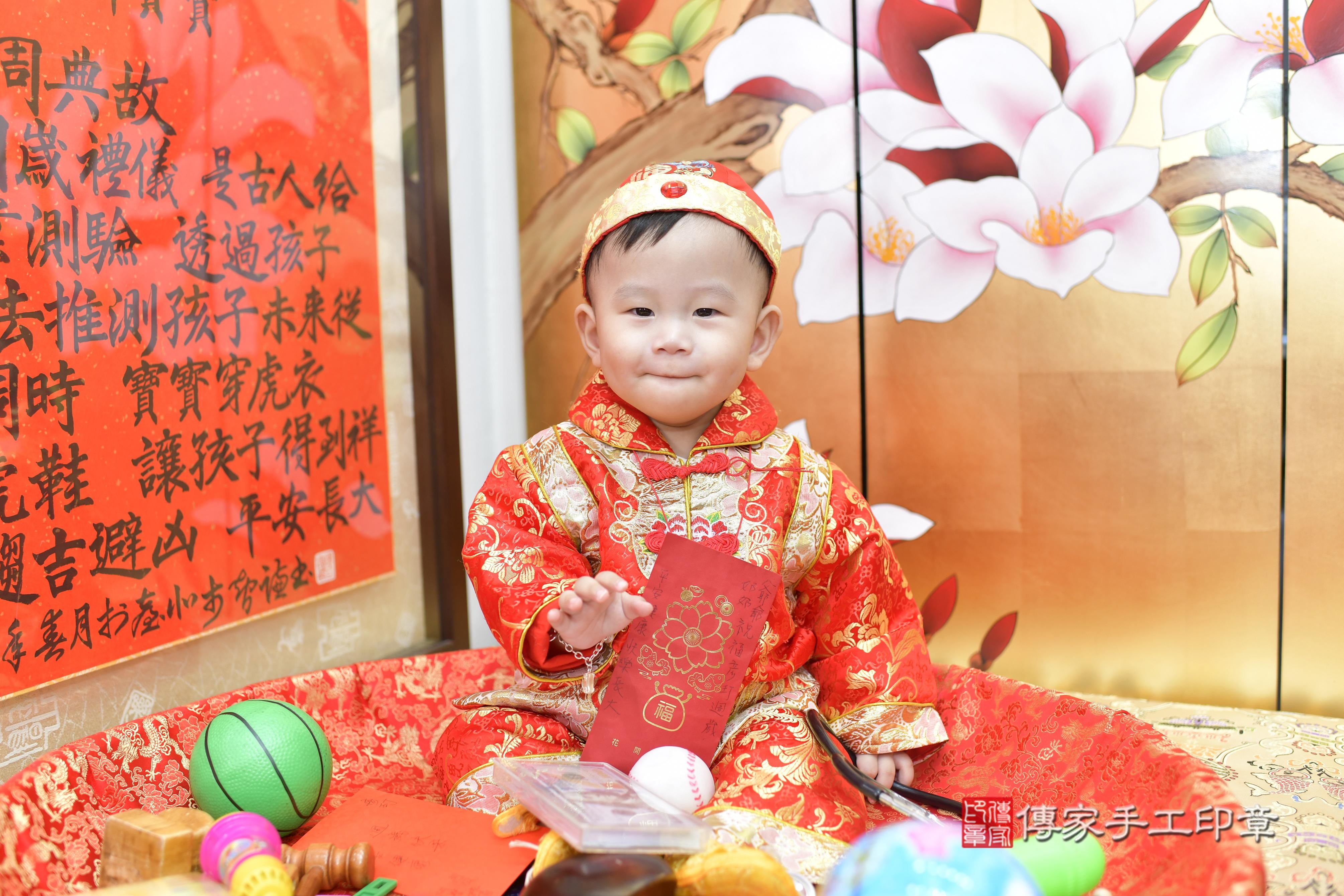 玎玎寶貝抓周，小孩古裝禮服照。地點：傳家「新竹店」古禮會場