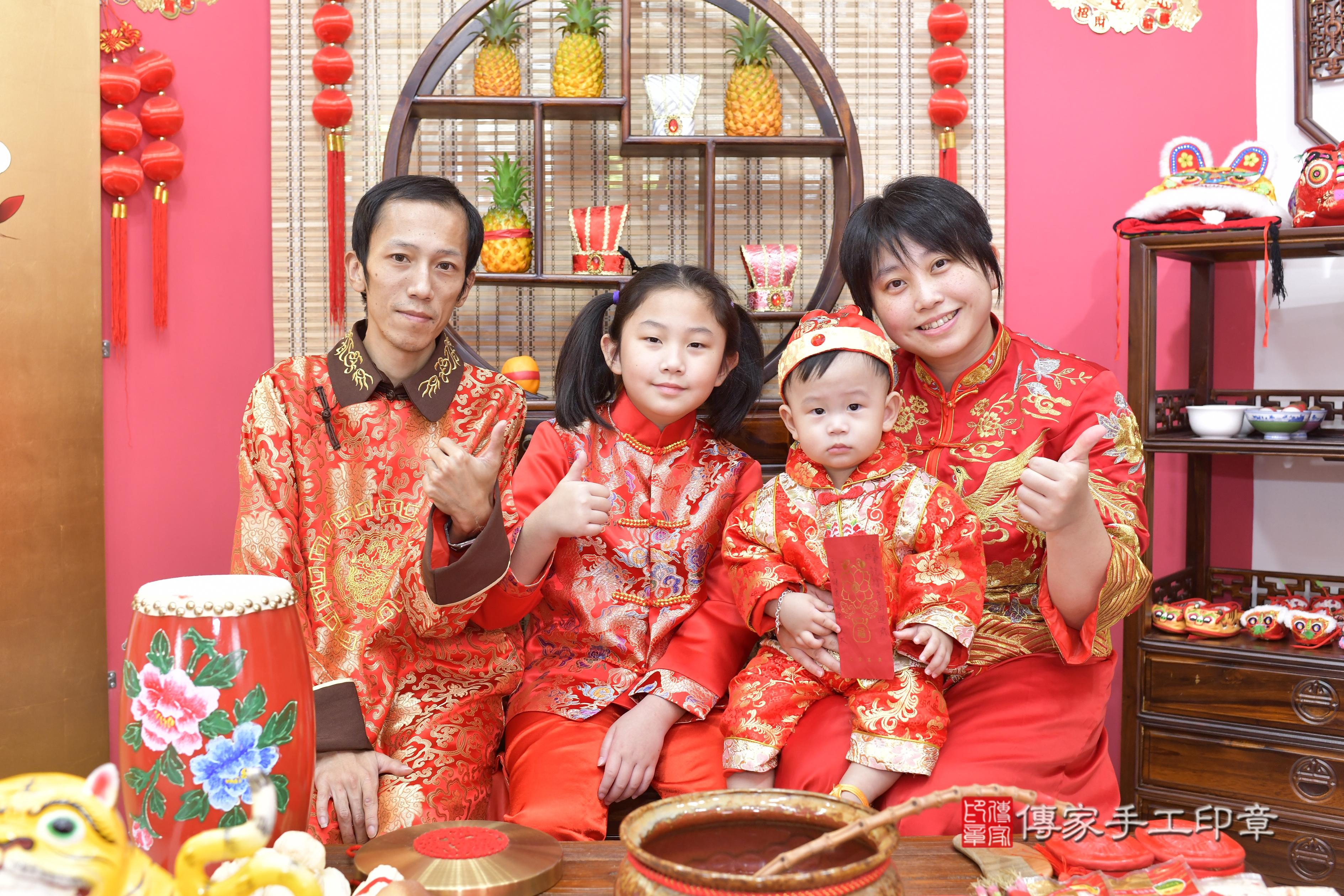  玎玎寶貝抓周，成人與小孩古裝禮服照。地點：傳家「新竹店」古禮會場