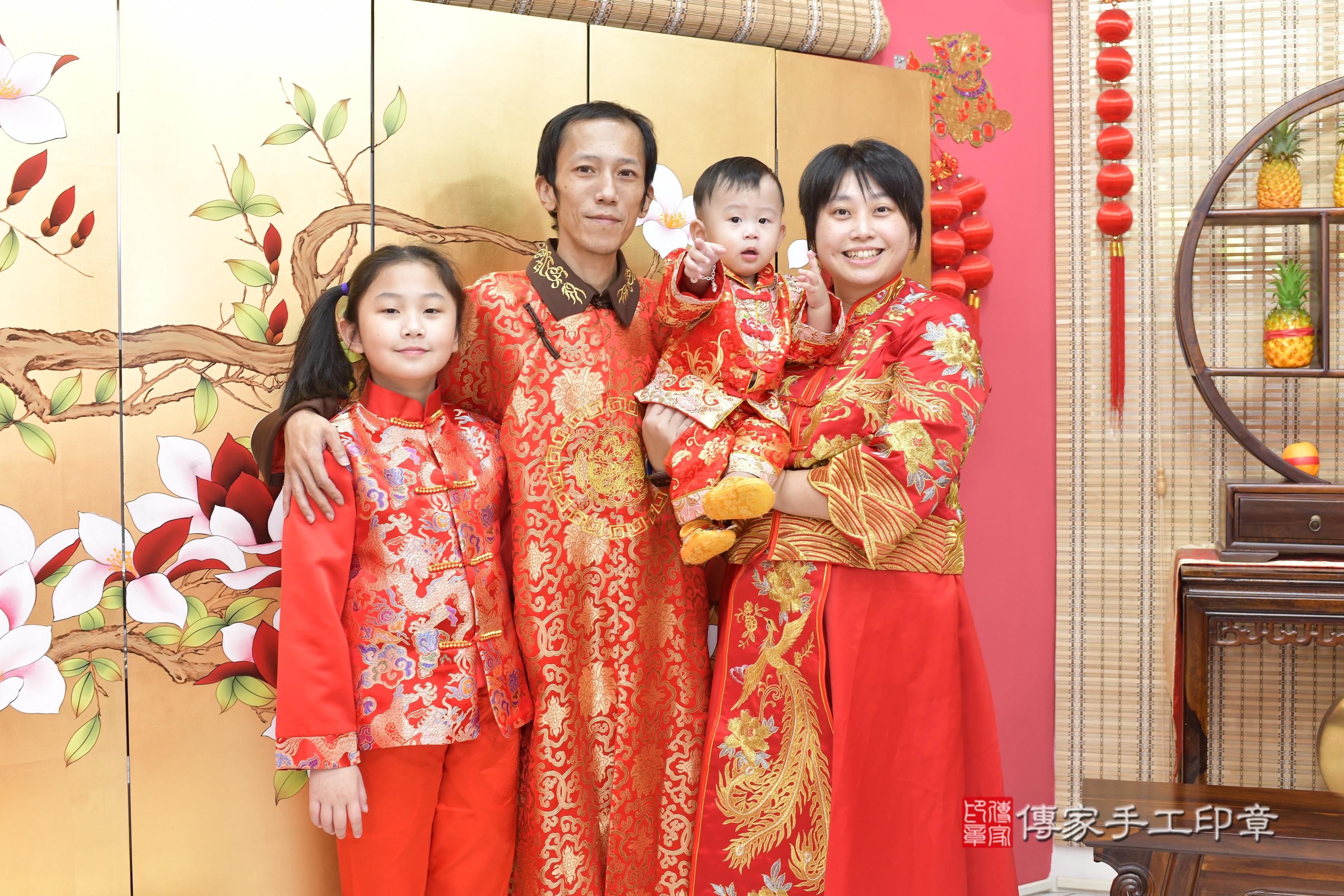  玎玎寶貝抓周，成人與小孩古裝禮服照。地點：傳家「新竹店」古禮會場