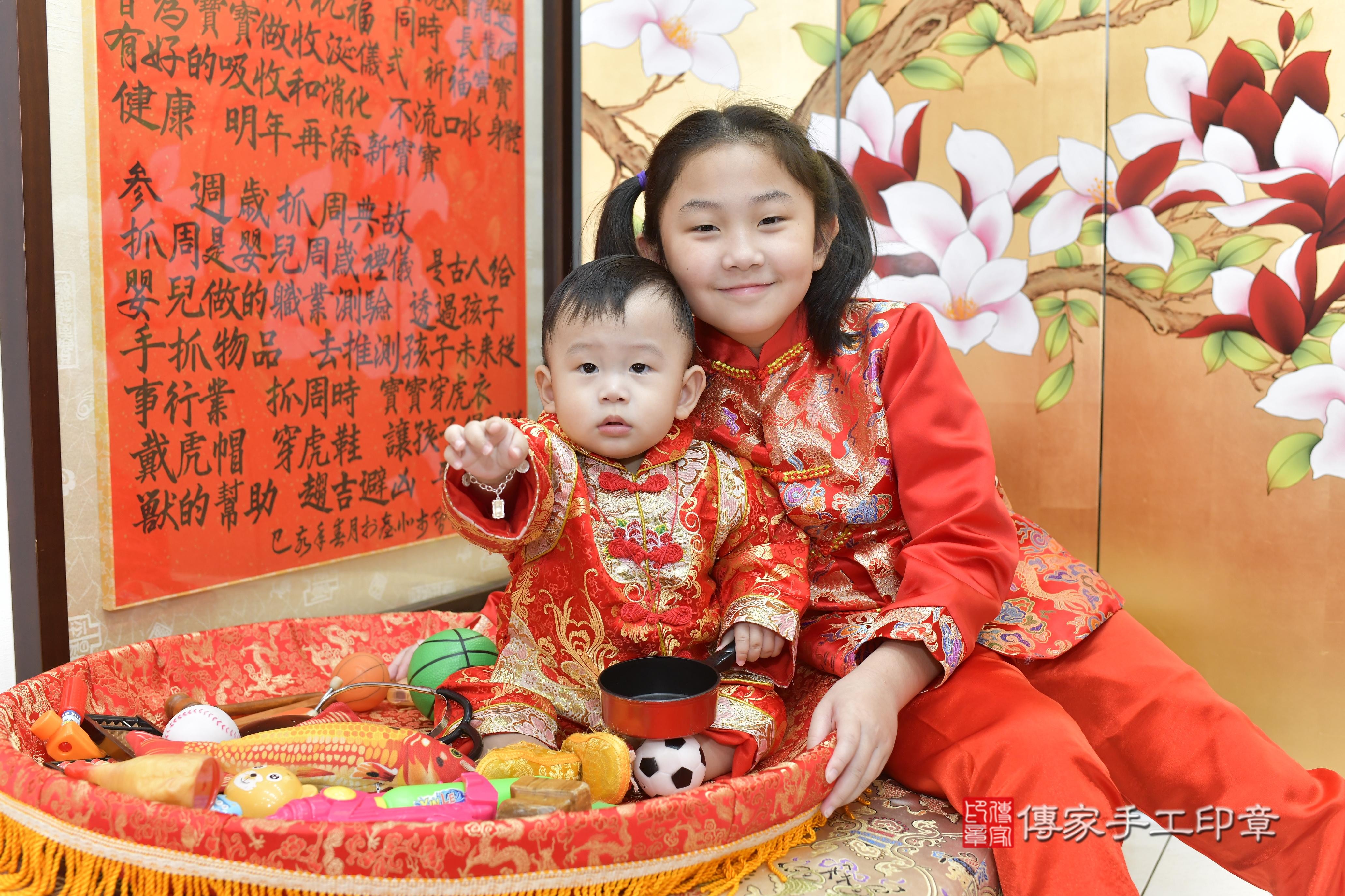  玎玎寶貝抓周，成人與小孩古裝禮服照。地點：傳家「新竹店」古禮會場