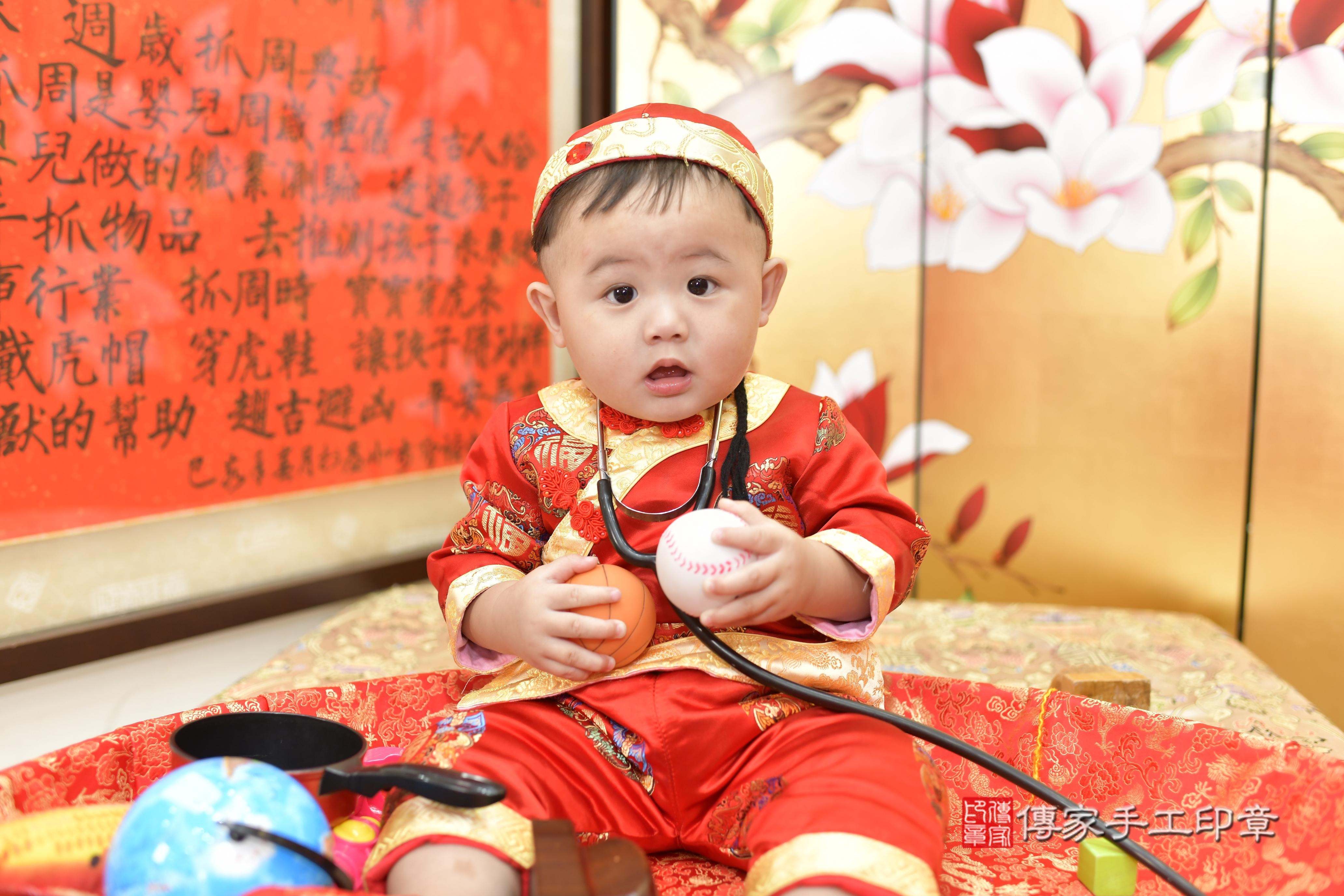 辰辰寶貝抓周，小孩古裝禮服照。地點：傳家「新竹店」古禮會場
