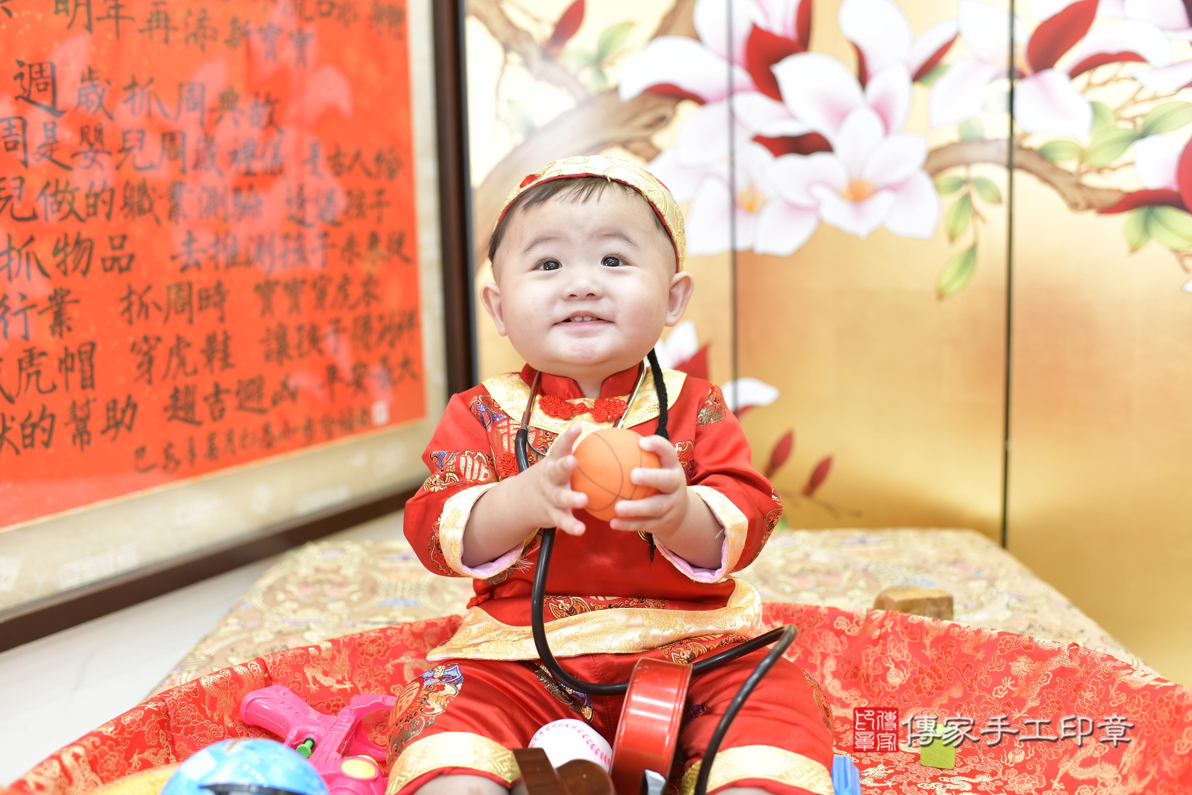 辰辰寶貝抓周，小孩古裝禮服照。地點：傳家「新竹店」古禮會場