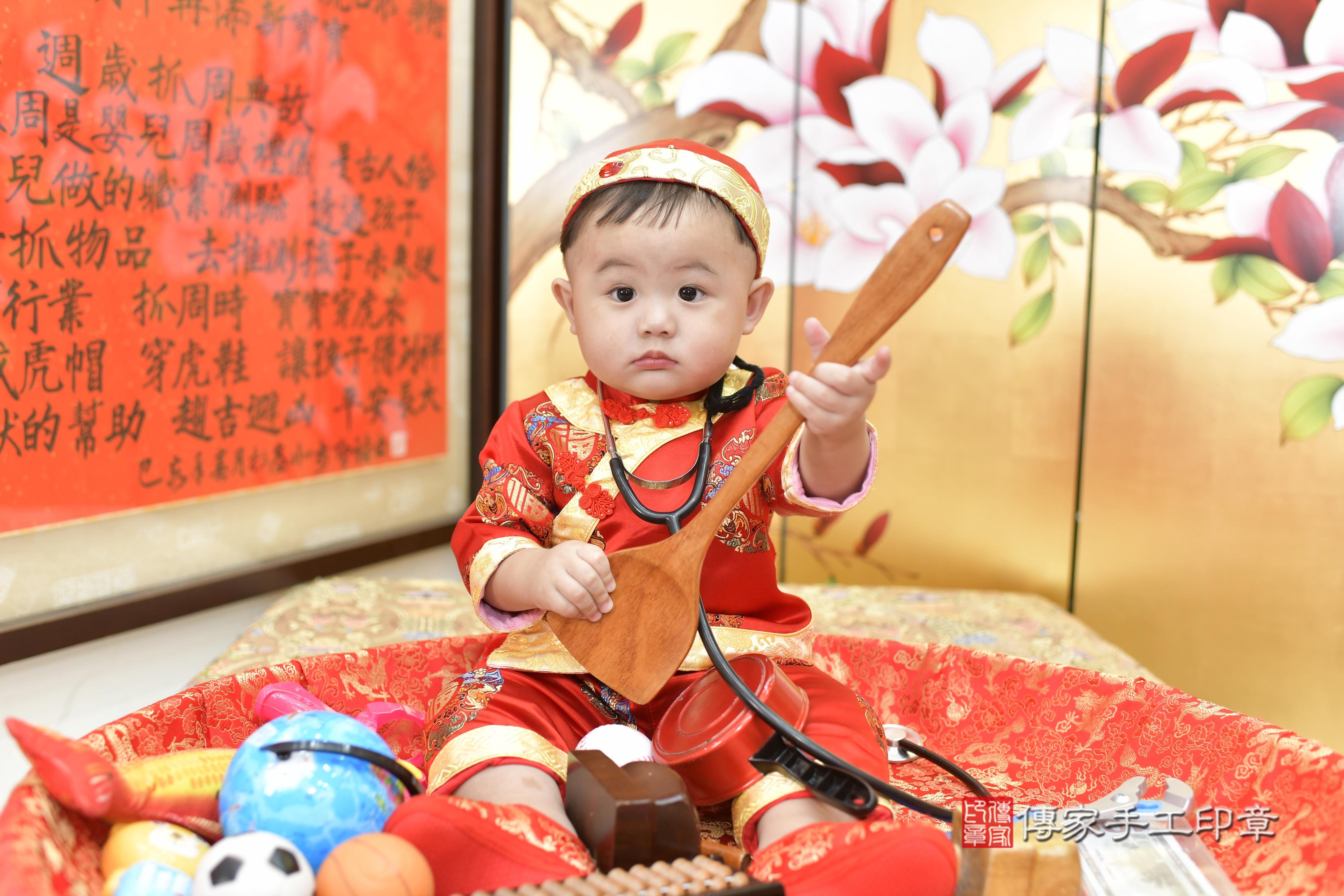 辰辰寶貝抓周，小孩古裝禮服照。地點：傳家「新竹店」古禮會場