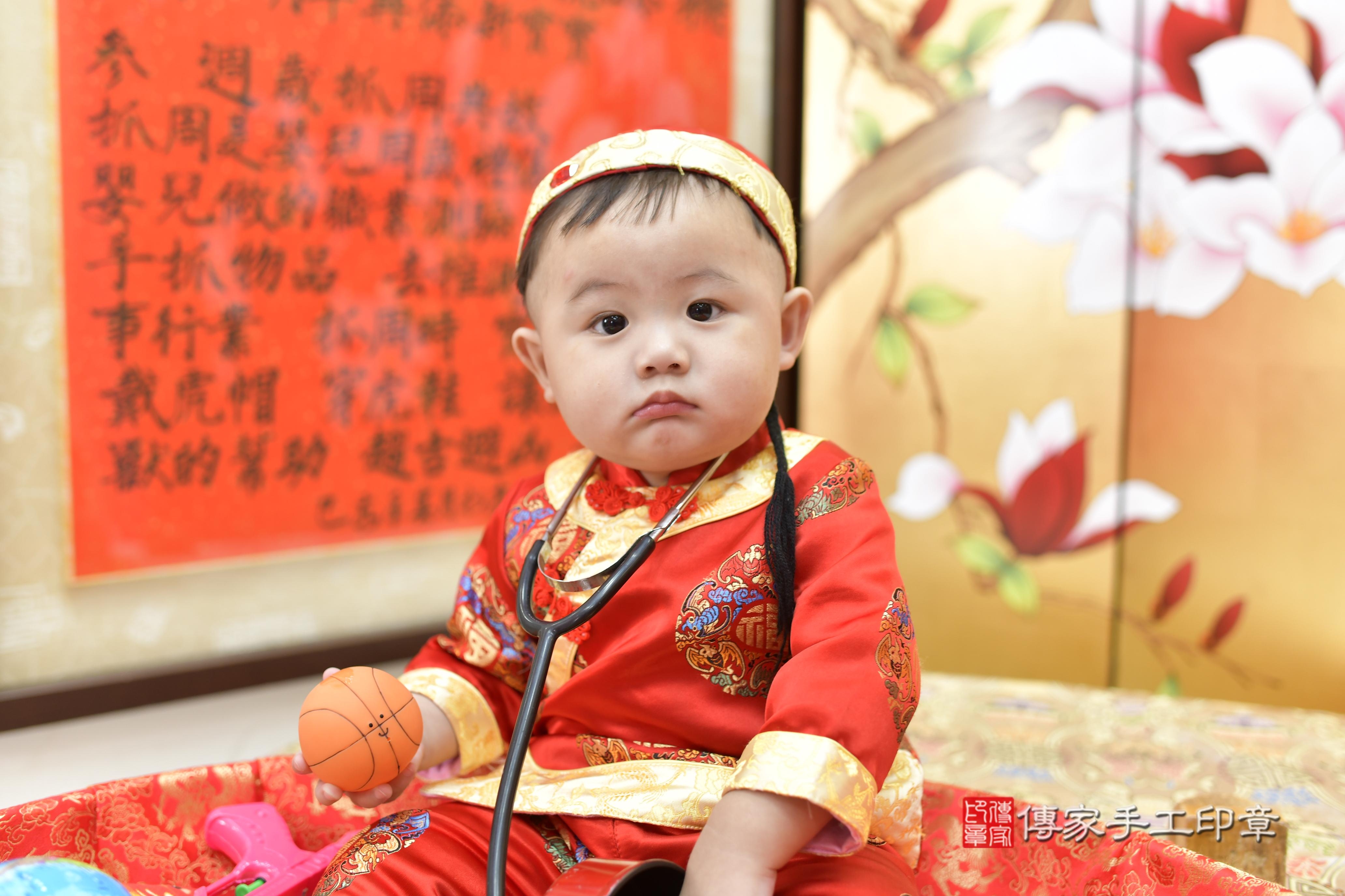 辰辰寶貝抓周，小孩古裝禮服照。地點：傳家「新竹店」古禮會場