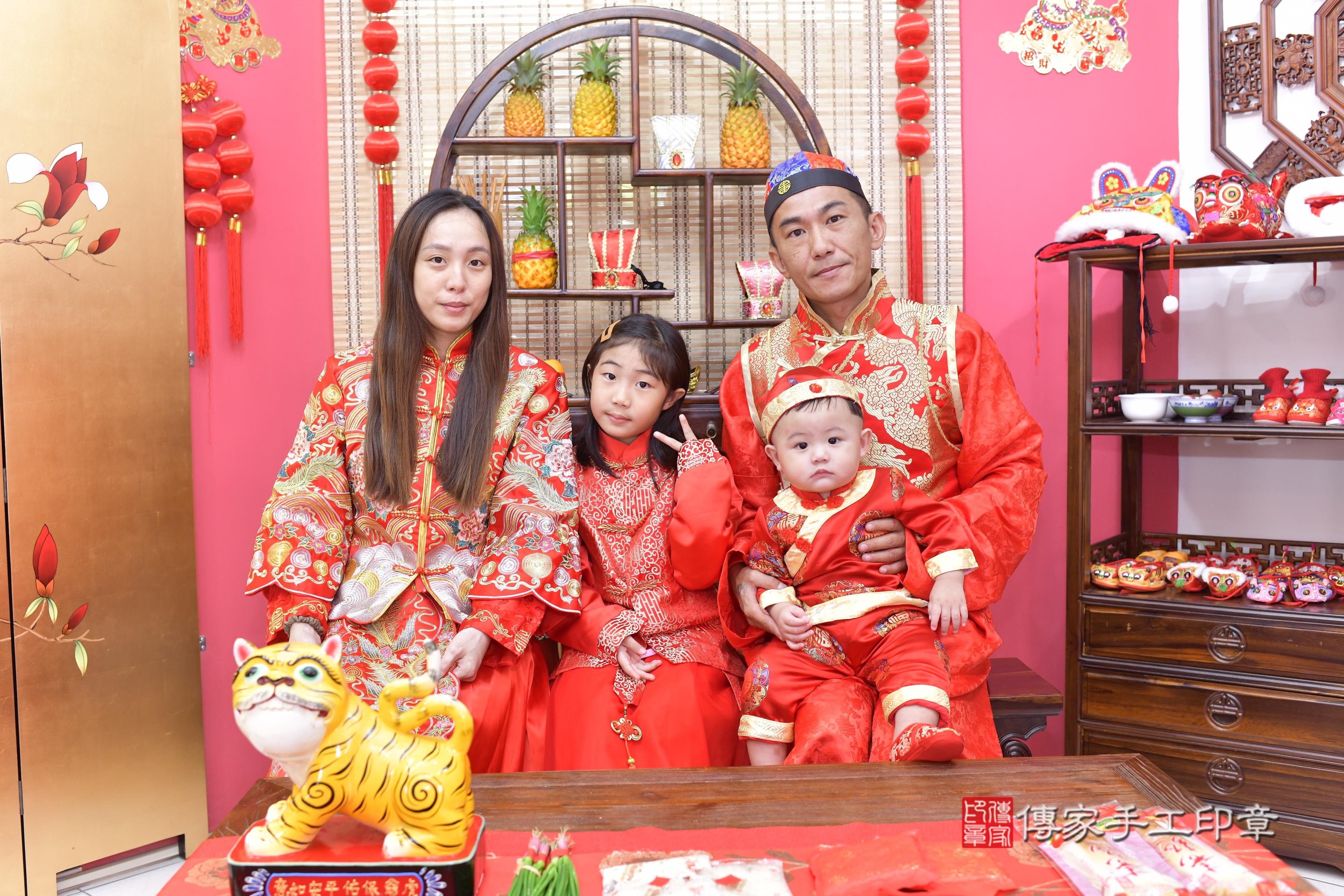 辰辰寶貝抓周，成人與小孩古裝禮服照。地點：傳家「新竹店」古禮會場