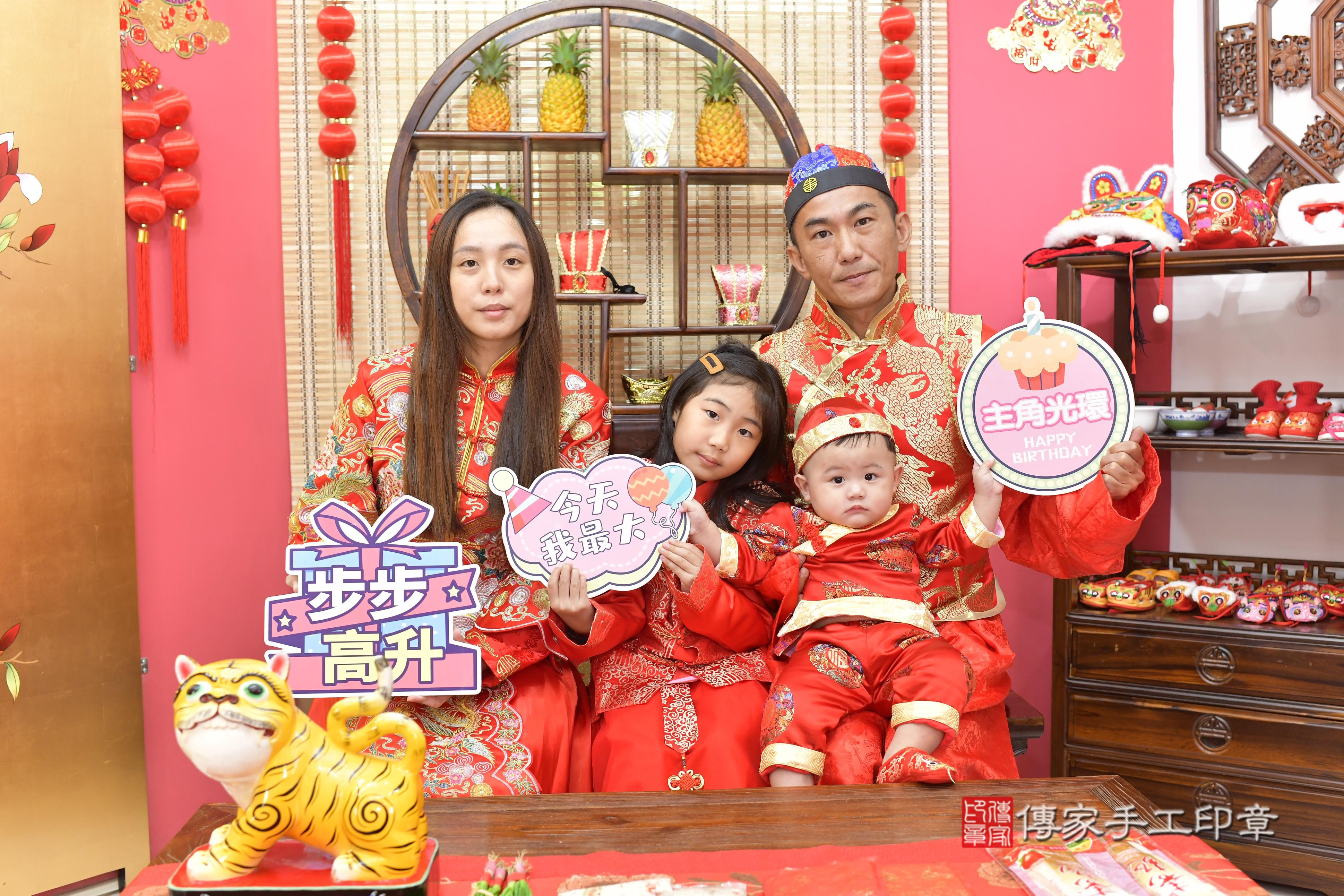 辰辰寶貝抓周，成人與小孩古裝禮服照。地點：傳家「新竹店」古禮會場