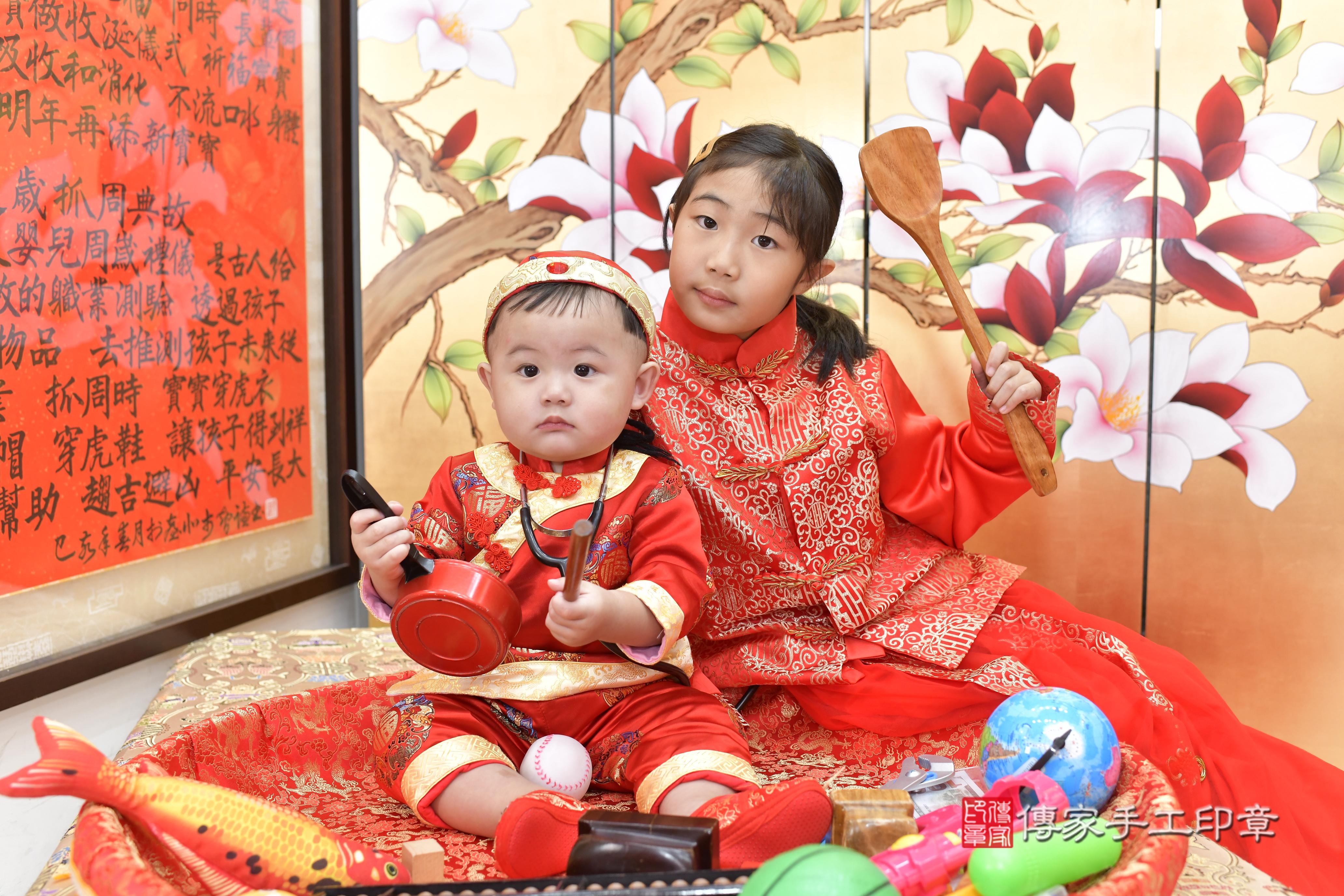 辰辰寶貝抓周，成人與小孩古裝禮服照。地點：傳家「新竹店」古禮會場