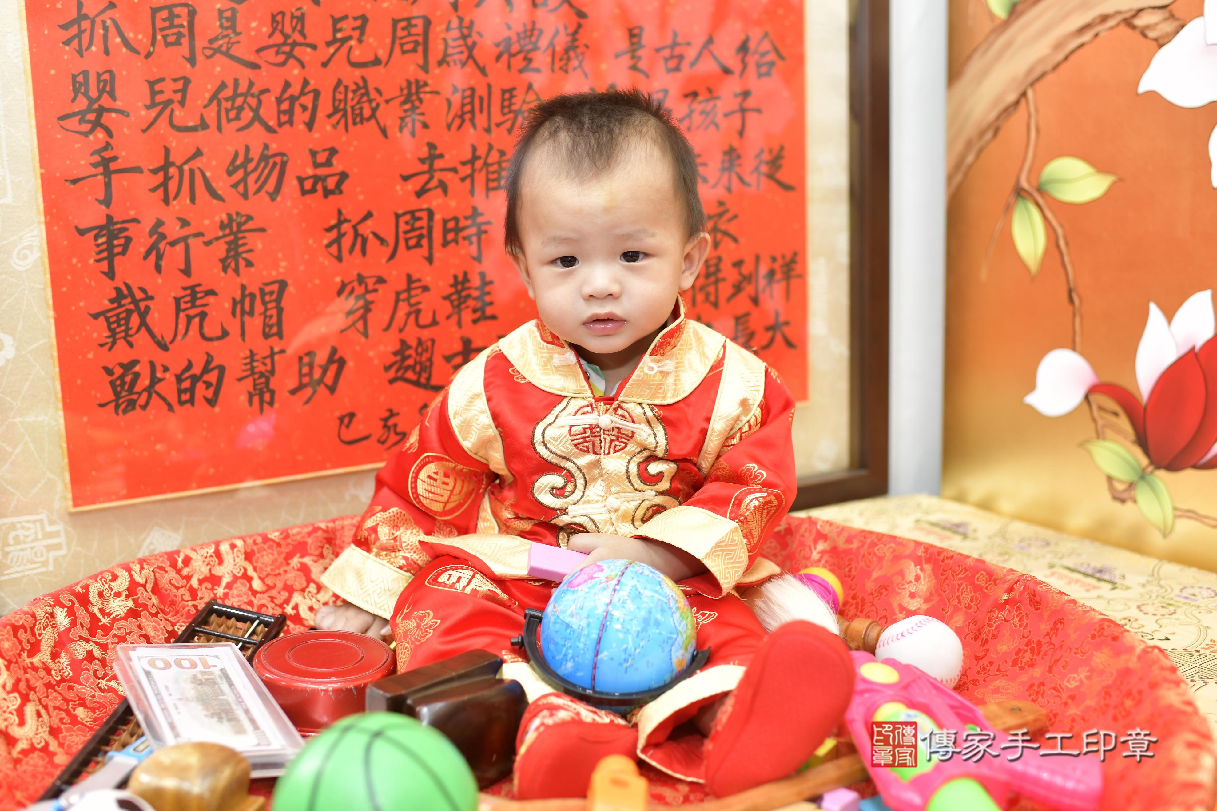 淵淵寶貝抓周，小孩古裝禮服照。地點：傳家「新竹店」古禮會場