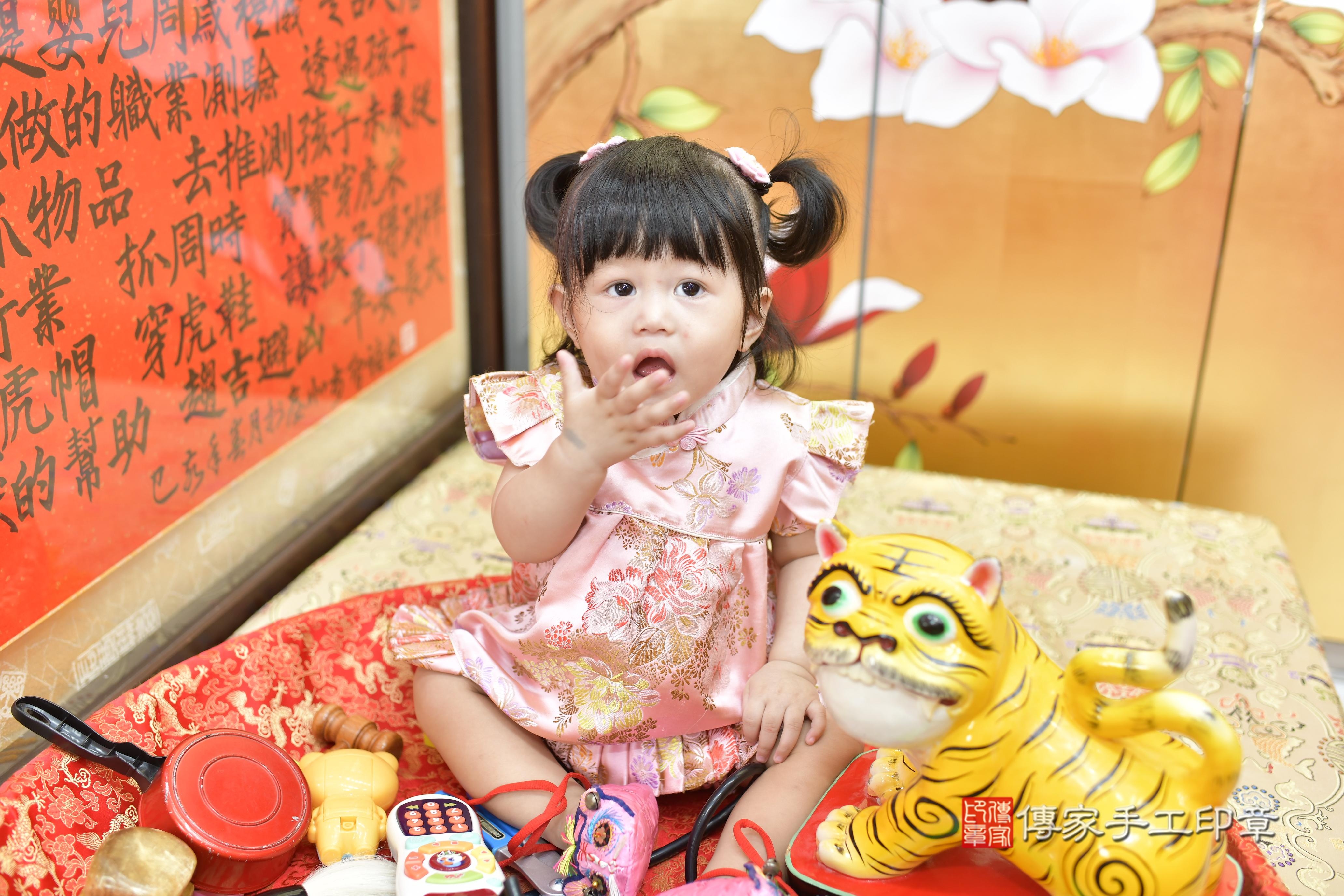 彤彤寶貝抓周，小孩古裝禮服照。地點：傳家「新竹店」古禮會場