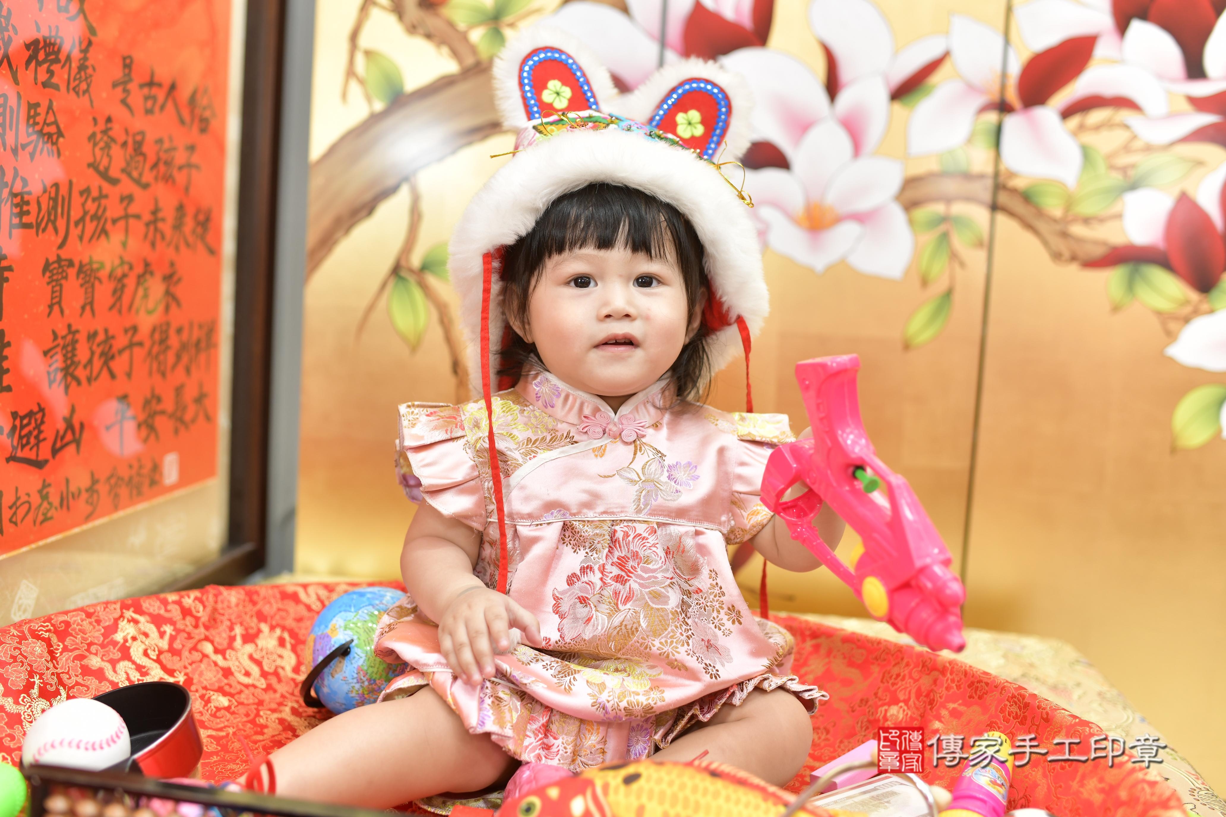 彤彤寶貝抓周，小孩古裝禮服照。地點：傳家「新竹店」古禮會場