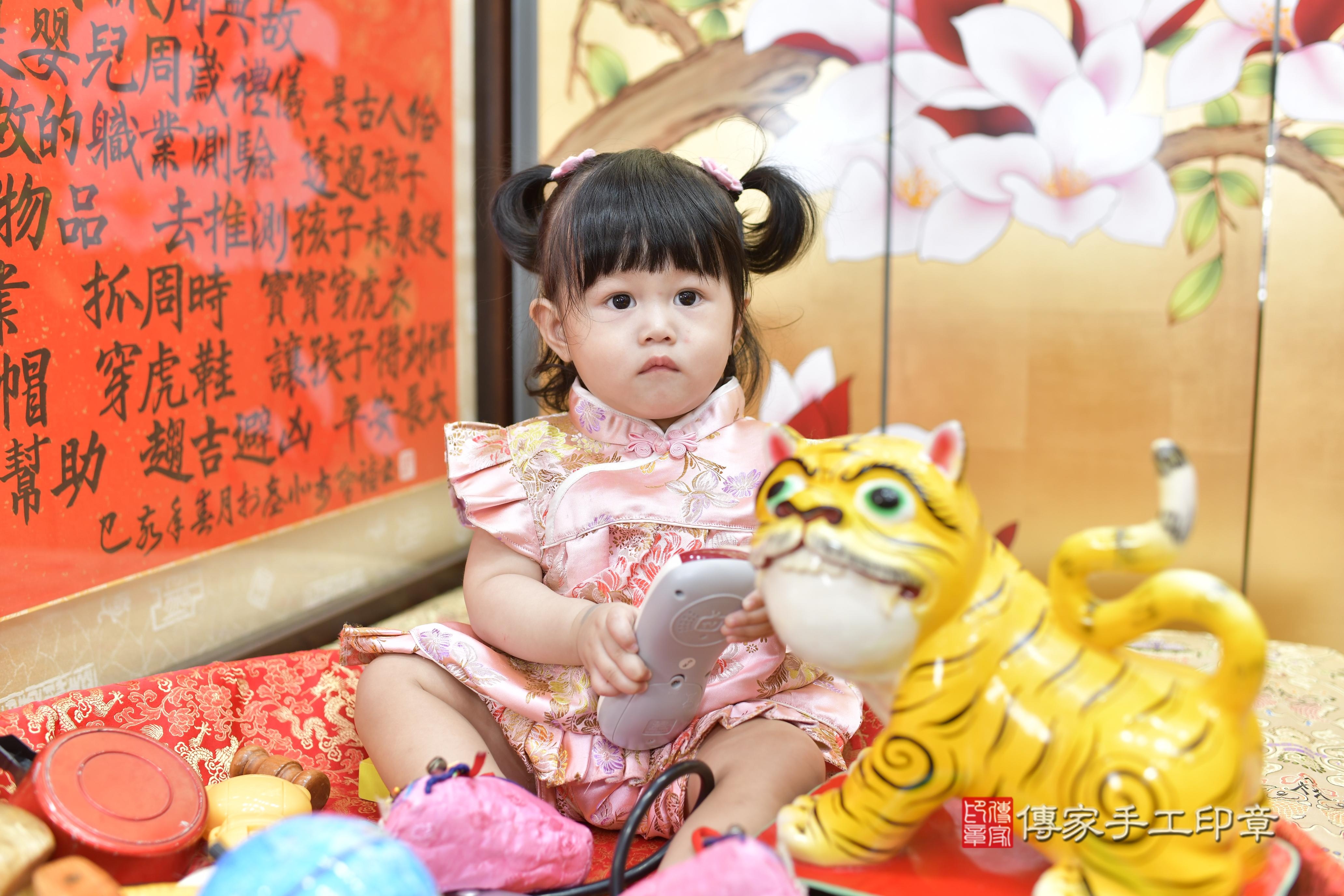 彤彤寶貝抓周，小孩古裝禮服照。地點：傳家「新竹店」古禮會場