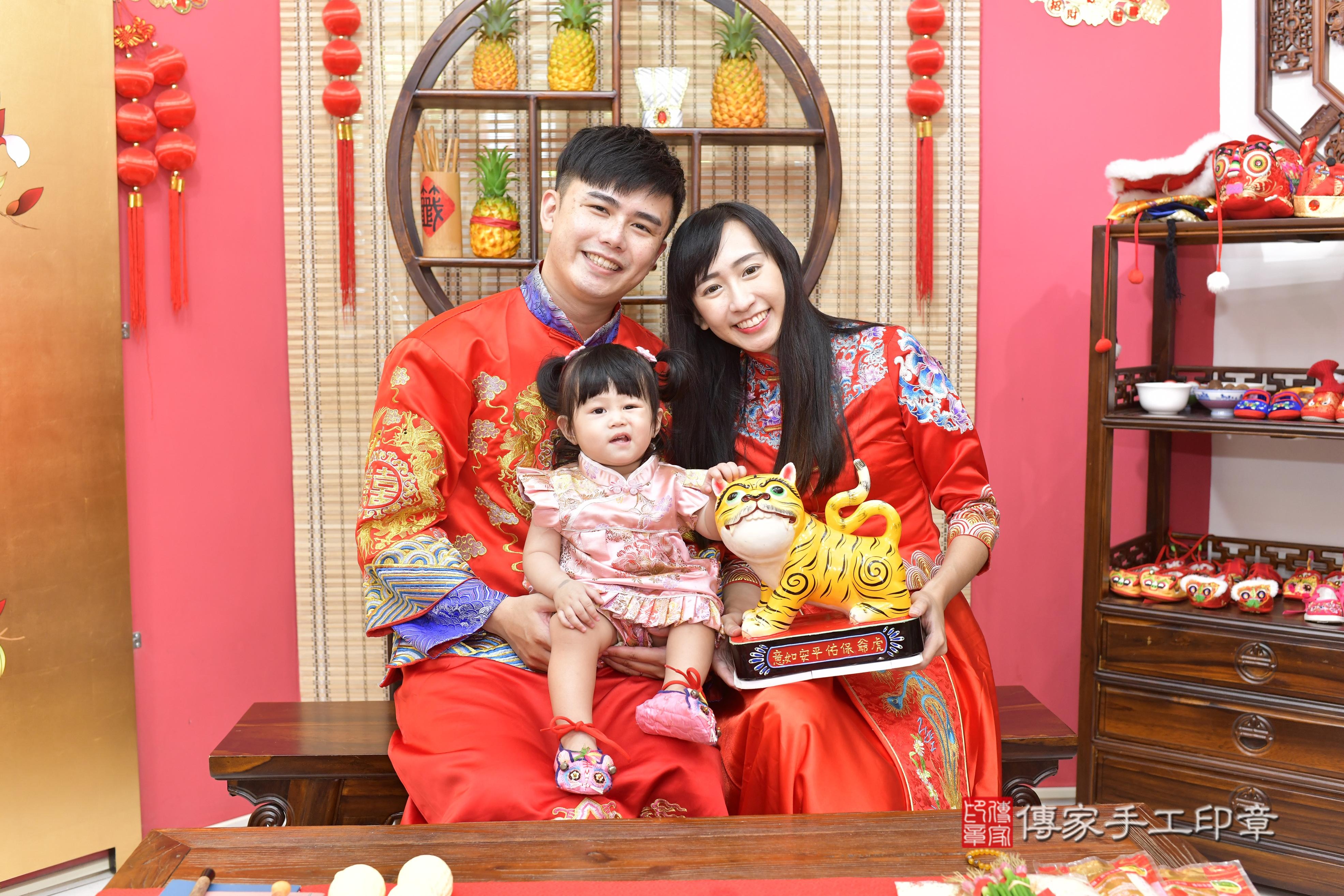 彤彤寶貝抓周，成人與小孩古裝禮服照。地點：傳家「新竹店」古禮會場